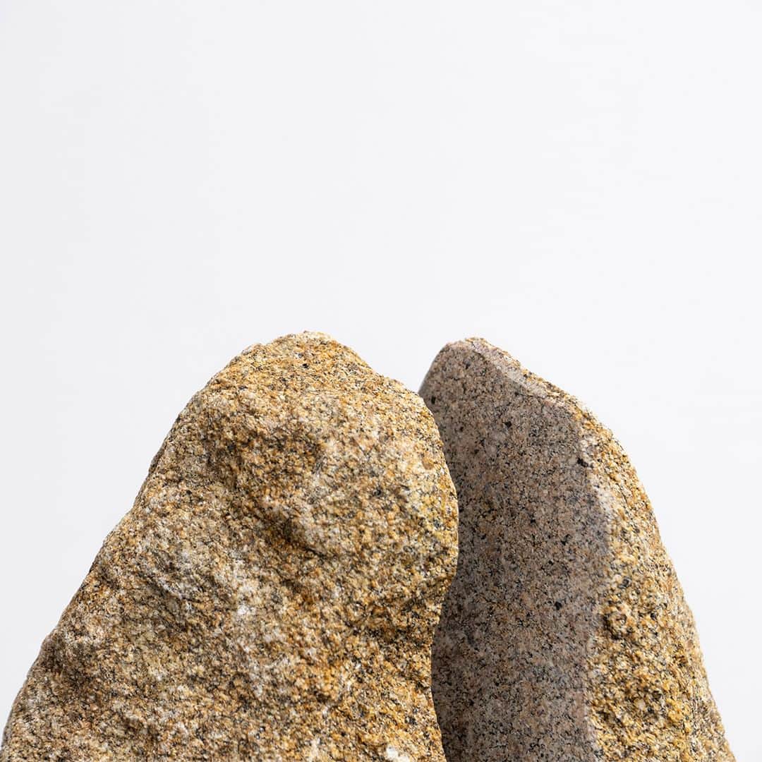 graf studioさんのインスタグラム写真 - (graf studioInstagram)「香川県で平安時代から千年も続く石材業。採石から加工まで一つ一つ丁寧につくり、この地で産出される美しい庵治石を用いた石の形をそのまま生かしたROCK END。  1つの石を2つに割ったROCK ENDは石の自然な形をそのまま生かしながら、本に接する面は痛めないように研ぎの加工を施しています。自然石の独特の存在感が、生活のアクセントになります。  #graf #grafstudio #grafonline #grafonlineshop #グラフ #グラフスタジオ #中之島 #ajiproject #aji石 #庵治石」6月20日 19時00分 - graf.studio