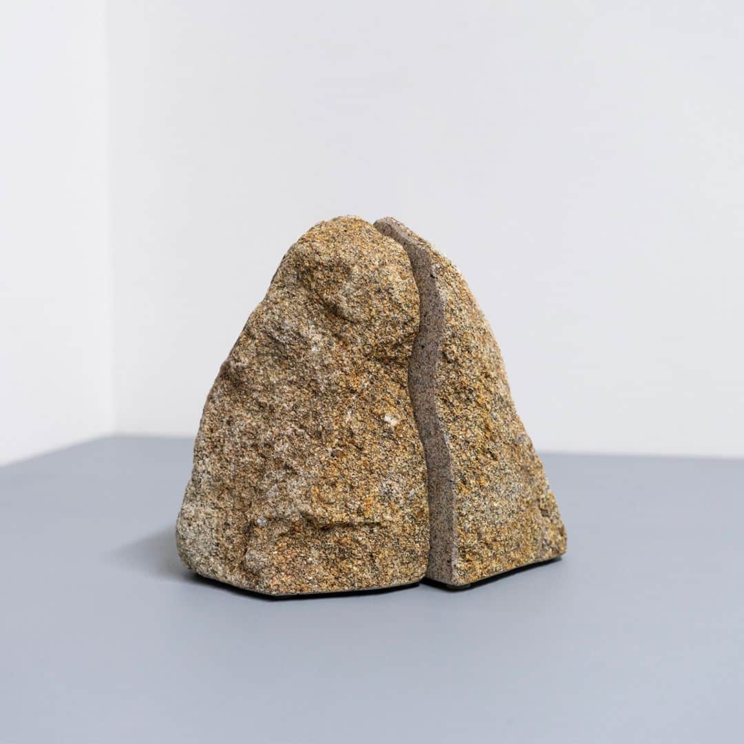 graf studioさんのインスタグラム写真 - (graf studioInstagram)「香川県で平安時代から千年も続く石材業。採石から加工まで一つ一つ丁寧につくり、この地で産出される美しい庵治石を用いた石の形をそのまま生かしたROCK END。  1つの石を2つに割ったROCK ENDは石の自然な形をそのまま生かしながら、本に接する面は痛めないように研ぎの加工を施しています。自然石の独特の存在感が、生活のアクセントになります。  #graf #grafstudio #grafonline #grafonlineshop #グラフ #グラフスタジオ #中之島 #ajiproject #aji石 #庵治石」6月20日 19時00分 - graf.studio