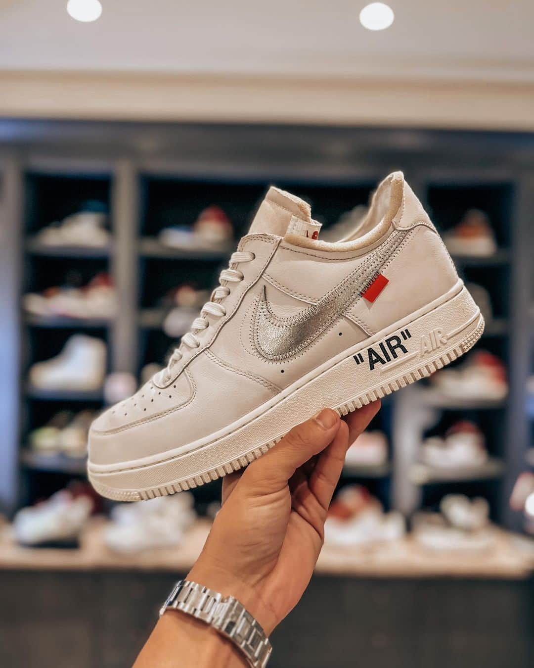 KING-MASAのインスタグラム：「Nike Air Force 1 x Off White Complexcon Exclusive !  Complexcon Exclusive で世界限定300足ぐらいと言われています。何も気にせずガシガシ履いていたらドロドロになったのでクリーニング💪  ピカピカにして頂きました🩵  Thank you @onebyone_equal」