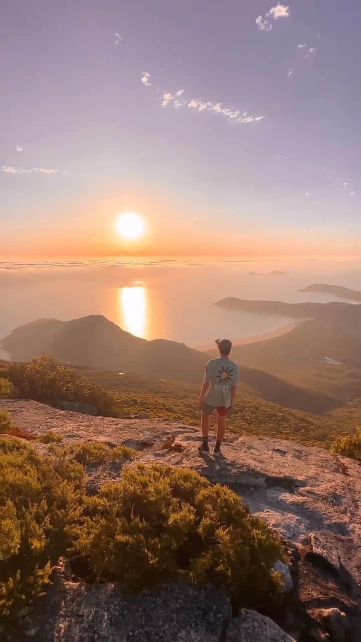 Australiaのインスタグラム：「Peak beauty unlocked: sunrise on top of #MountOberon ⛰️☀️ Cheers to our mate @albertos.travels for capturing this stunning view at @visitgippsland’s #WilsonsPromontoryNationalPark (“The Prom”). An easy 2.5-hour #roadtrip from Narrm (@visitmelbourne), it’s #Victoria’s largest coastal wilderness area and a great place to visit if exceptional beaches and scenic walks are your thing. Looking for an activity to kick-start your day? Hike to the summit of #MountOberon for this jaw-dropping vista! 🌅   🎥 @albertos.travels for @visitmelbourne   📍: Mount Oberon, Wilsons Promontory National Park, #Victoria   #seeaustralia #comeandsaygday #visitvictoria #visitmelbourne」