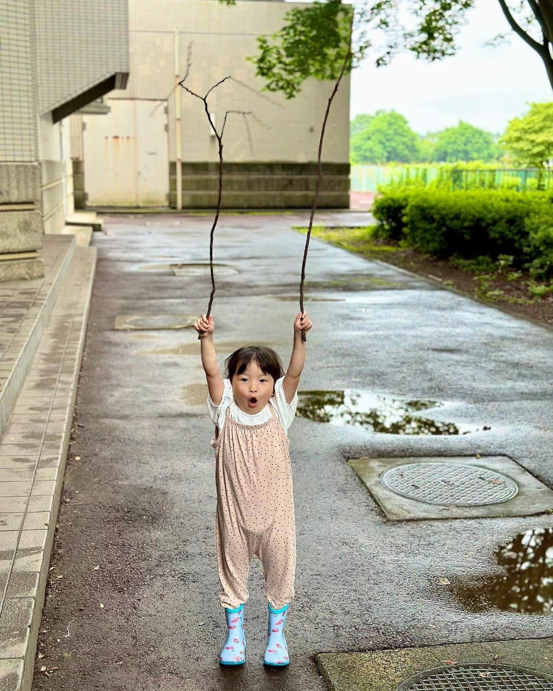 のインスタグラム：「怪獣だぞー！ガオー！ 手がこんなに長いんだぞ！ 長い棒を持つと強くなるののちゃん🦖  #村方乃々佳 #ののちゃん #ののかちゃん #ののちゃんねる #nonokamurakata #노노카 #NONOCHAN」