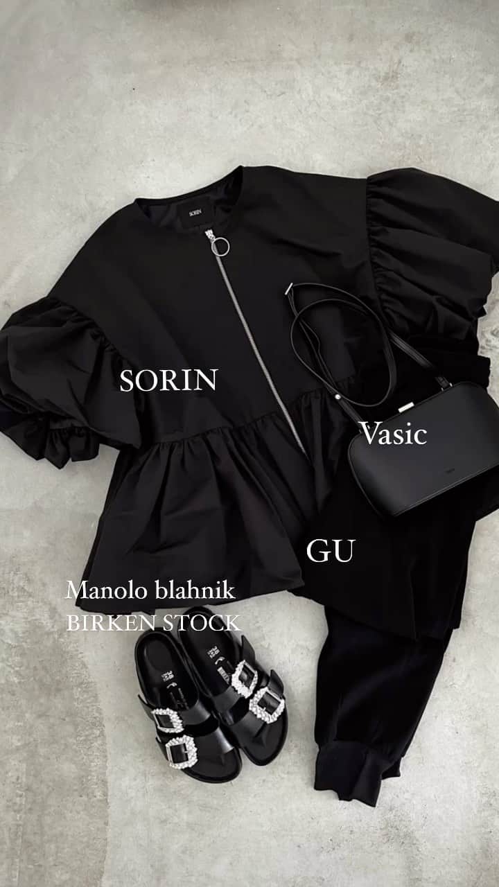 のインスタグラム：「スタイリングはこちらから見れます→ @sa_youu  Black Coordinate🖤 VASICのバッグが届いたので早速🤭 モードでスタイリッシュはデザインがどタイプ🫶  Tops @sorin__official  Pants @gu Bag @vasic_japan  Shoes @birkenstock @manoloblahnik   —————————————— 162cm / 骨格ウェーブ /イエベ秋 \明日から真似できる！/ アラフォーの簡単シンプルコーデを発信！ お得情報はストーリーから🙈 ——————————————  #classicalelf #クラシカルエルフ#エルフコーデ#タイアップ #30代コーデ #イエベ #イエベ秋#30代ファッション #骨格ウェーブ #大人カジュアル #きれいめカジュアル #シンプルコーデ#大人コーディネート#夏コーデ」