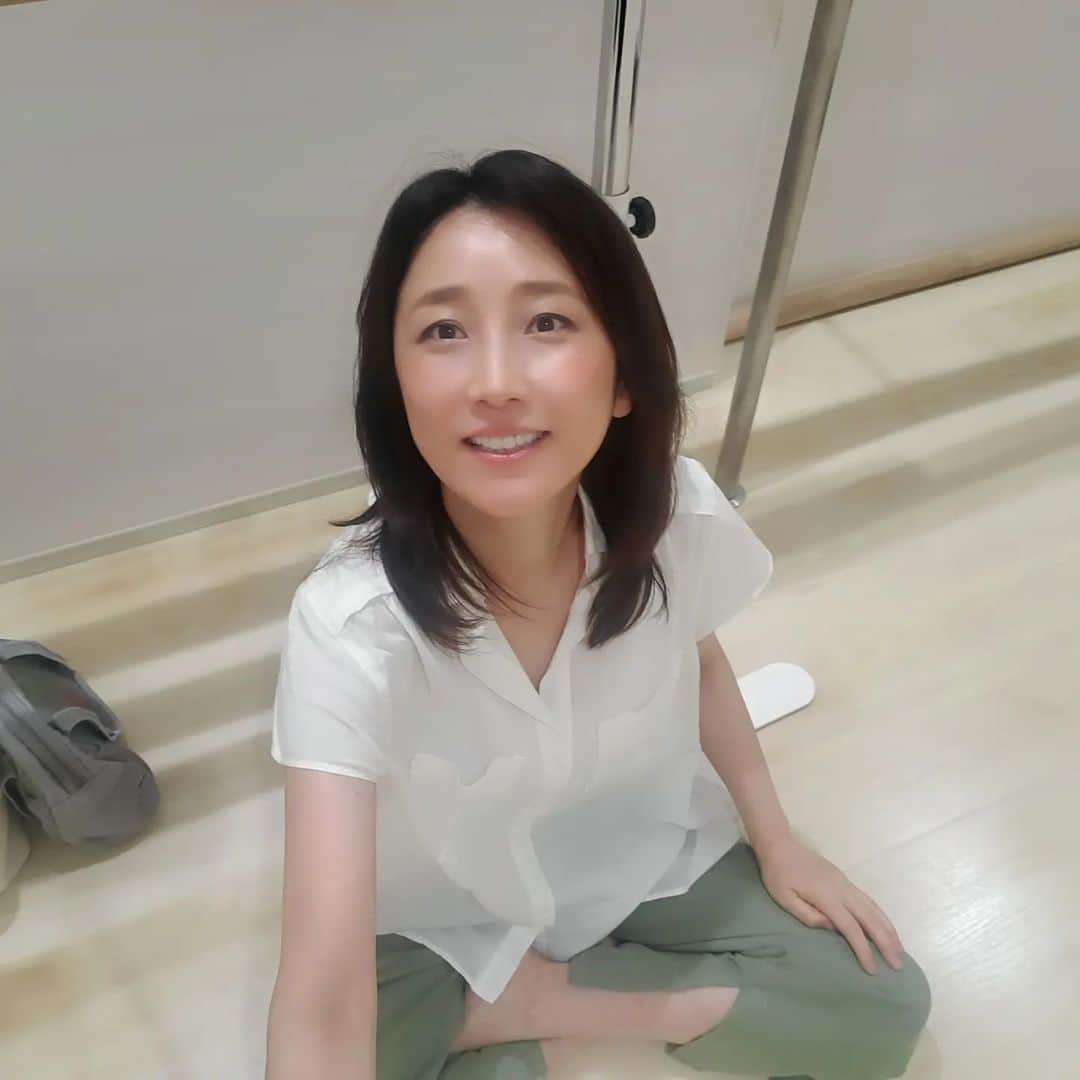 のインスタグラム：「最近の習い事、ダンス🕺 今日はみんなでチーム名を決めました💦 発表会に出るらしい…。  #怖いもの知らず #踊れない女たち」