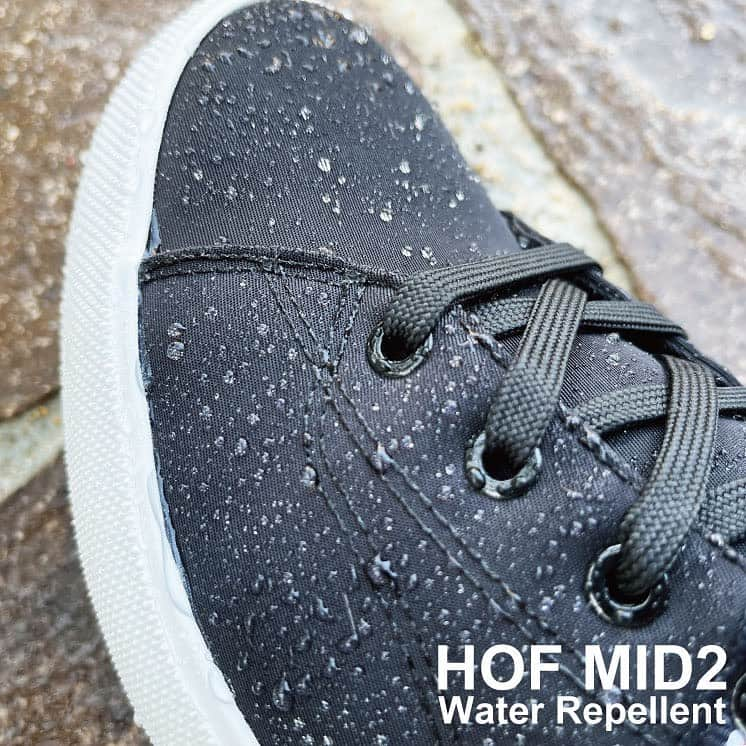 Mobus Footwearのインスタグラム：「HOF MID2 WR  もうすぐ再入荷‼️  ロングセラーモデルHOF MID WRが撥水加工を強化しマイナーチェンジしました。ナイロンの表面吹き付け加工から撥水層に漬けて染み込ませる加工に変更。雨の日も安心の生活撥水スニーカーです。  👟 ▶️Price:8,900 ▶️Size:40-44 ▶️Material：はっ水加工ナイロン ーーーーーーーーーーー 🔍 HOF MID2 WRの購入はアカウントトップの（@mobusofficial）から！   @mobusshop  @mobuskyoto  @mobusnagoya  @mobusshimokitazawa #mobus #モーブス #mobussneaker #モーブススニーカー #ドイツ #mobusofficial #mobusoriginal #HOFMID2WR #おしゃれさんと繋がりたい #シンプルコーデ #タウン #デートコーデ #ビジカジ #Traditional #トラディショナル #walk #kickstagram #春コーデ #コーディネート #カジュアルコーデ #スニーカーコーデ  #足元コーデ #カジュアルファッション #キックス #スニーカー大好き #シューズ #ドイツ #ブンデスリーガ」