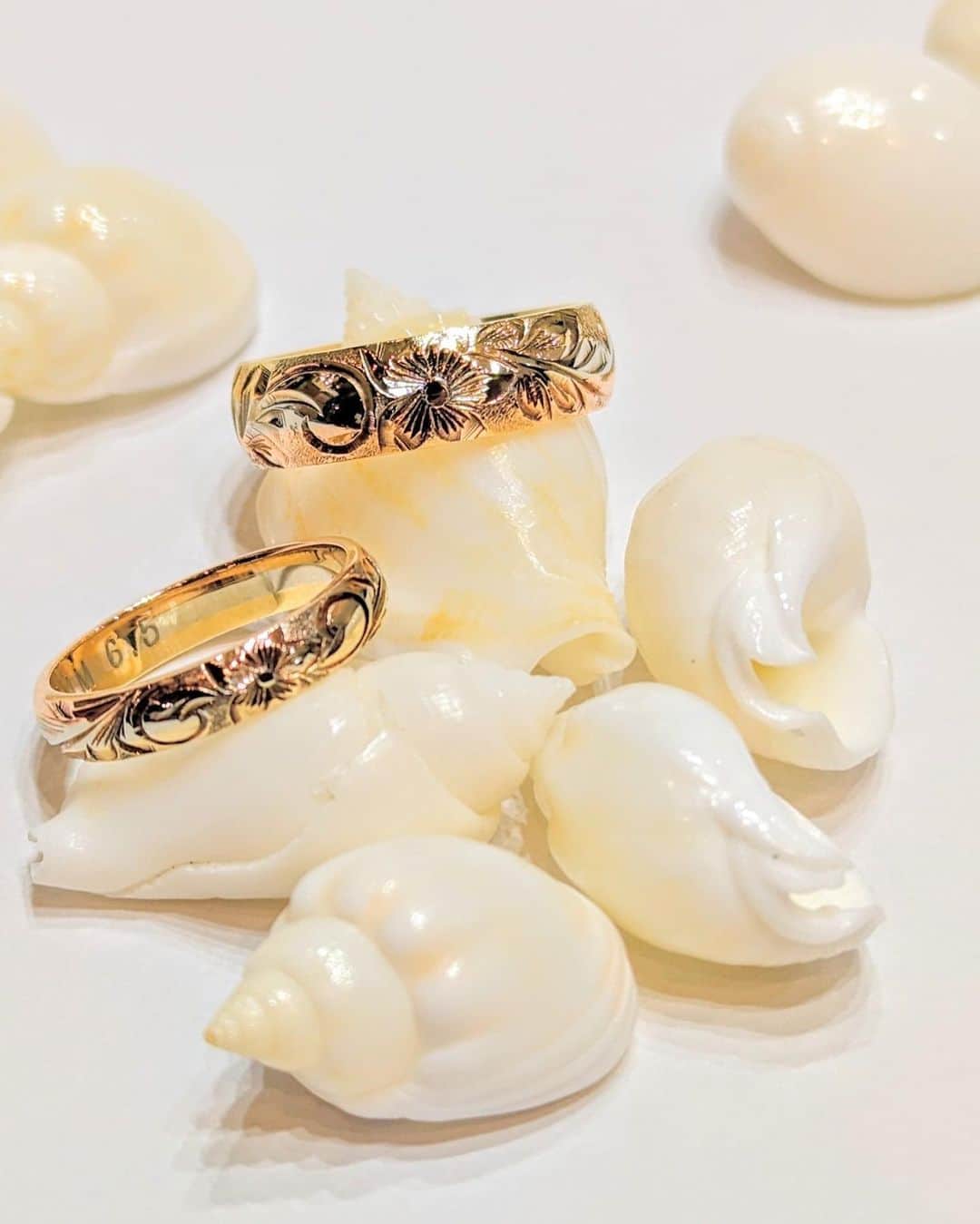 のインスタグラム：「ジェイアール名古屋タカシマヤ店です🌹  ワイレアでは ハワイアンジュエリー界の中でもトップクラスの熟練したクラフトマンがひとつひとつ手作りでジュエリーを制作しております。  本物だけが持つ輝きを是非、店頭にて ご覧くださいませ✨  《Harmony》  BarrelRing　幅約4mm　税込¥124.300～ 　　　　　  幅約6mm  税込¥177.100〜  #ハワイアンジュエリー #リング #ゴールド #ハワイ #ご褒美 #ペアリング #サマーカジュアル #アニバーサリー #グラデーション #本物 #オーダーメイド #ジェイアール名古屋タカシマヤ #hawaii #hawaiianjewelry #handmade」