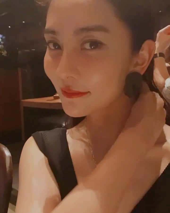 白澤貴子のインスタグラム：「🎵&💃know our real life.  悲しすぎてどうしようもなかった日々にも、愛を分かち合いたくてしょうがない夜にも、そしてコロナストレスで反抗期に突入した時の息子にも、大切な人たちと私の人生に寄り添ってくれているのはいつだって音楽とダンス！  それを思い出させてくれてくれた @shachosoilpimp @soilpimp_official @bluenotetokyo の気持ちの良い夜に感謝。  @minori._________ 誘ってくれてありがとう♡」