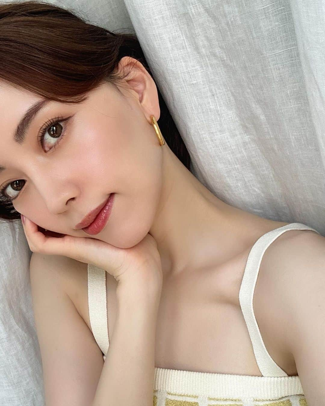 佐藤優里亜さんのインスタグラム写真 - (佐藤優里亜Instagram)「コスパ良き◎ SPF50+ PA++++でノンケミカル処方🫧 美容液成分(保湿成分)たくさんのツヤが仕込める！  スキンアクア ネクスタ トーンアップセラムUVエッセンス ゴールドパール*1が配合されていて、大人のくすみを飛ばして自然な血色感にトーンアップ*2してくれるUVなので、これ一本でツヤ肌に✨ 下地としてももちろん使えます🤍   抜群の使用感で身体にも使えるので、しっかり首まで塗ってるよ！ 販売名　ネクスタUVエッセンスT *1酸化チタン、マイカ（光沢剤） *2メイクアップ効果による #ネクスタトーンアップUV #UVケア　#日焼け止め #UV下地 #化粧下地 #トーンアップUV #PR #ロート製薬_PR #ネクスタ」6月20日 19時07分 - yuriang_