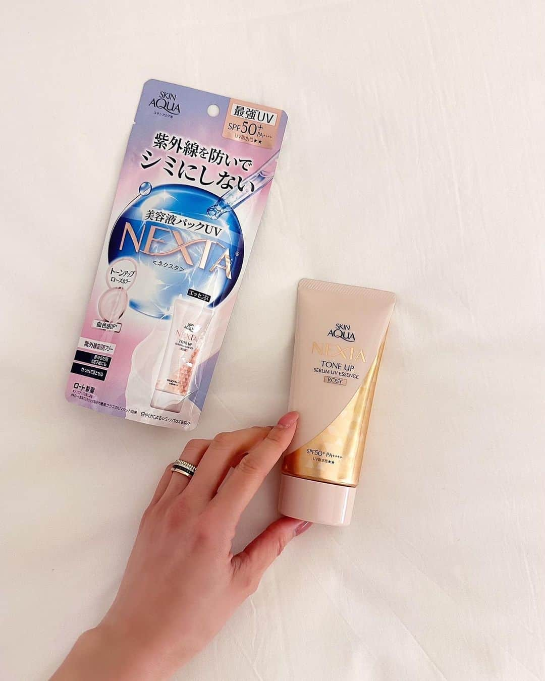 佐藤優里亜さんのインスタグラム写真 - (佐藤優里亜Instagram)「コスパ良き◎ SPF50+ PA++++でノンケミカル処方🫧 美容液成分(保湿成分)たくさんのツヤが仕込める！  スキンアクア ネクスタ トーンアップセラムUVエッセンス ゴールドパール*1が配合されていて、大人のくすみを飛ばして自然な血色感にトーンアップ*2してくれるUVなので、これ一本でツヤ肌に✨ 下地としてももちろん使えます🤍   抜群の使用感で身体にも使えるので、しっかり首まで塗ってるよ！ 販売名　ネクスタUVエッセンスT *1酸化チタン、マイカ（光沢剤） *2メイクアップ効果による #ネクスタトーンアップUV #UVケア　#日焼け止め #UV下地 #化粧下地 #トーンアップUV #PR #ロート製薬_PR #ネクスタ」6月20日 19時07分 - yuriang_