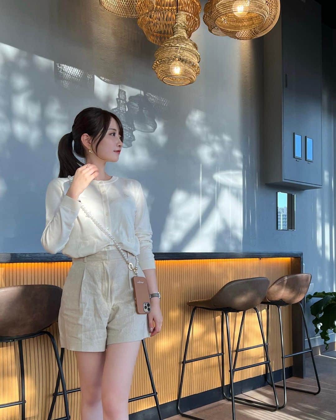 MIYUのインスタグラム：「@casetify_jp のスマホケース📱 自分で好きなデザインにカスタムできるスマホケース♡ 私はMagSafe対応のレザーケースを選びました!  スマホショルダーは新発売のパールに🦢🫧 外出先ですぐにスマホをチェックできるし、両手が使えて便利✨  15%OFFのプロモーションコードもいただいたのでぜひ使ってね🔐→15MIYUOO  #CASETiFY #プロモーション #スマホショルダー」