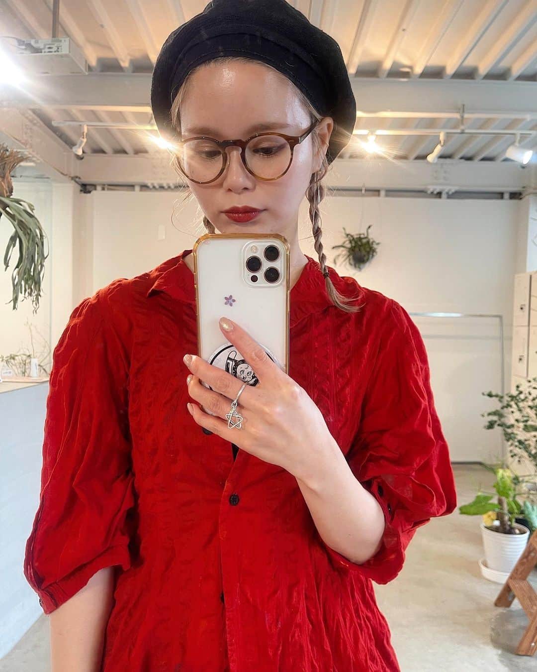 sakincho1028のインスタグラム：「湿気が多い日は楽ちんtwin hair🐸 気持ちがあがるお洋服がすき🍅🤍」