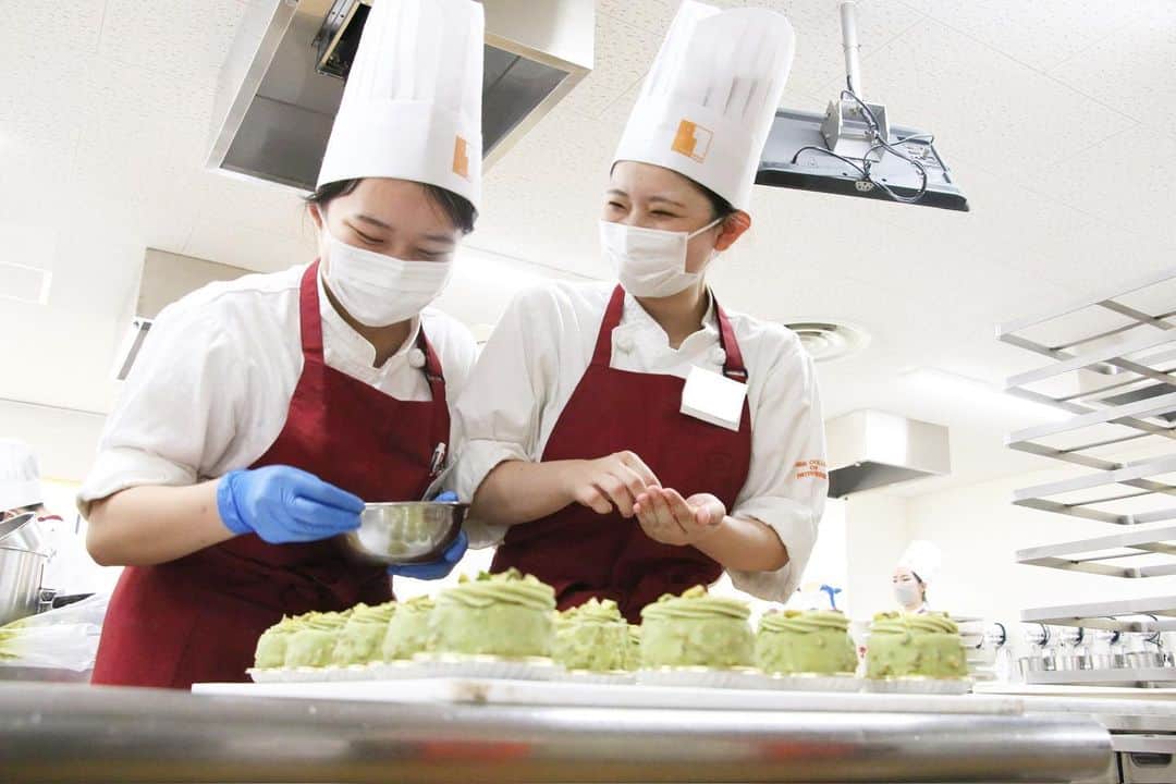 神戸製菓専門学校（公式）さんのインスタグラム写真 - (神戸製菓専門学校（公式）Instagram)「🍰製菓本科2年生🍰  関西トップクラス❗️ 2年間の実習･演習量は1500時間‼️😲  今日の #高度洋菓子実習 の授業では、 芦屋のパティスリーアカイネコのオーナーも 務めている水野先生に教えていただきました✨  今回教わった先生オリジナルの 菓子の名前は「コルレオーネ」🙂  名前の由来はシチリア出身で ニューヨークのマフィアである ドン・ヴィトー・コルレオーネ から来ているそうです。 質の良いレモンやピスタチオの 産地としても有名なシチリア。  今回はそんなピスタチオと レモンのケーキです🍋💕😳可愛い♪  暑い季節にもぴったりな🍋のジュレで、 見た目も涼しく、さっぱり爽やかな甘み💕 ピスタチオのグラサージュも重たすぎず、 とっても食べやすい仕上がりになっていました😀  「普段やらないような製法や配合 だったので、勉強になりました！☺️」  「グラサージュが難しかったけど、 かわいいケーキに仕上がって嬉しいです♪😆」  「水野先生、すごく近い距離感で面白く 教えてくださるので授業が楽しいです！🥰」  などなど、学生さんも好奇心を くすぐられるような実習だったようです♪😉  水野先生、ありがとうございました！  #神戸製菓　#神戸製菓専門学校　#洋菓子実習　#高度洋菓子実習　#製菓本科　#ピスタチオ　#レモン　#グラサージュ　#製菓　#製菓専門学校　#パティシエ　#お菓子作り　#お菓子作り好きな人と繋がりたい　#🍰　#ケーキ　#cake　#神戸　#三ノ宮　#pattistagram2023」6月20日 19時05分 - kobeseika_info