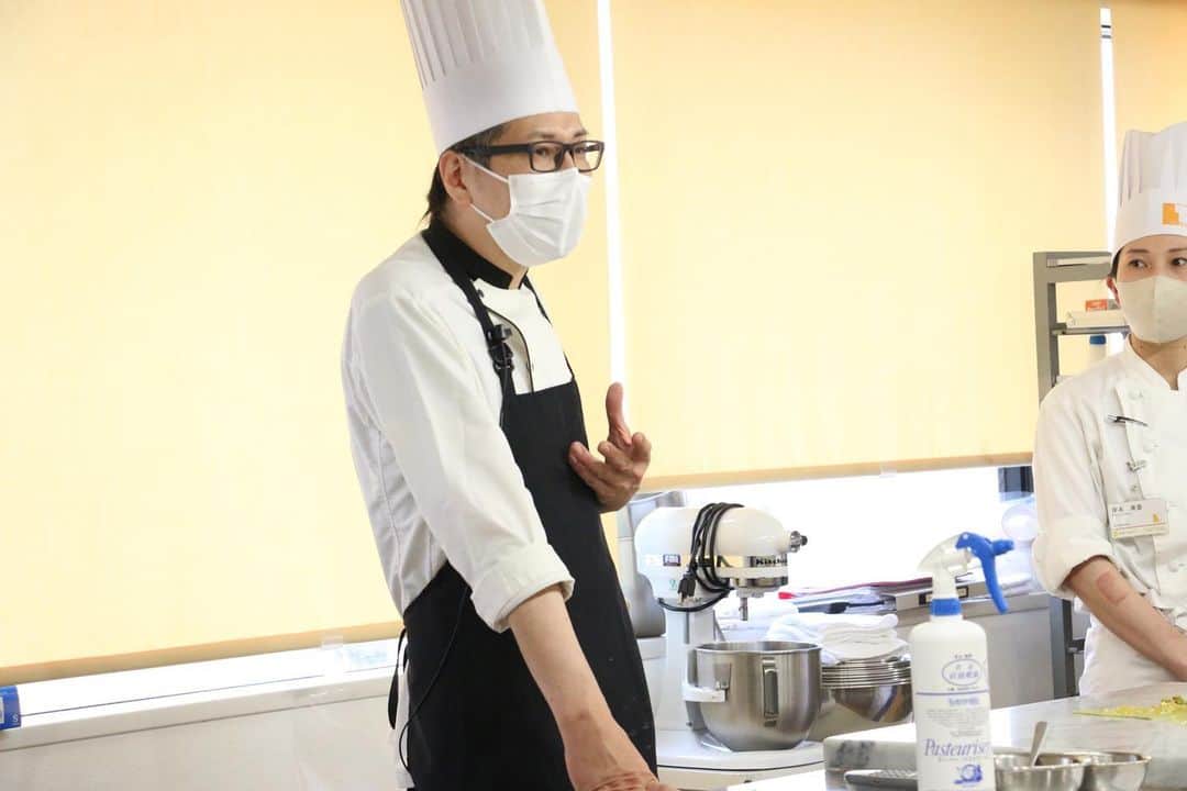 神戸製菓専門学校（公式）さんのインスタグラム写真 - (神戸製菓専門学校（公式）Instagram)「🍰製菓本科2年生🍰  関西トップクラス❗️ 2年間の実習･演習量は1500時間‼️😲  今日の #高度洋菓子実習 の授業では、 芦屋のパティスリーアカイネコのオーナーも 務めている水野先生に教えていただきました✨  今回教わった先生オリジナルの 菓子の名前は「コルレオーネ」🙂  名前の由来はシチリア出身で ニューヨークのマフィアである ドン・ヴィトー・コルレオーネ から来ているそうです。 質の良いレモンやピスタチオの 産地としても有名なシチリア。  今回はそんなピスタチオと レモンのケーキです🍋💕😳可愛い♪  暑い季節にもぴったりな🍋のジュレで、 見た目も涼しく、さっぱり爽やかな甘み💕 ピスタチオのグラサージュも重たすぎず、 とっても食べやすい仕上がりになっていました😀  「普段やらないような製法や配合 だったので、勉強になりました！☺️」  「グラサージュが難しかったけど、 かわいいケーキに仕上がって嬉しいです♪😆」  「水野先生、すごく近い距離感で面白く 教えてくださるので授業が楽しいです！🥰」  などなど、学生さんも好奇心を くすぐられるような実習だったようです♪😉  水野先生、ありがとうございました！  #神戸製菓　#神戸製菓専門学校　#洋菓子実習　#高度洋菓子実習　#製菓本科　#ピスタチオ　#レモン　#グラサージュ　#製菓　#製菓専門学校　#パティシエ　#お菓子作り　#お菓子作り好きな人と繋がりたい　#🍰　#ケーキ　#cake　#神戸　#三ノ宮　#pattistagram2023」6月20日 19時05分 - kobeseika_info