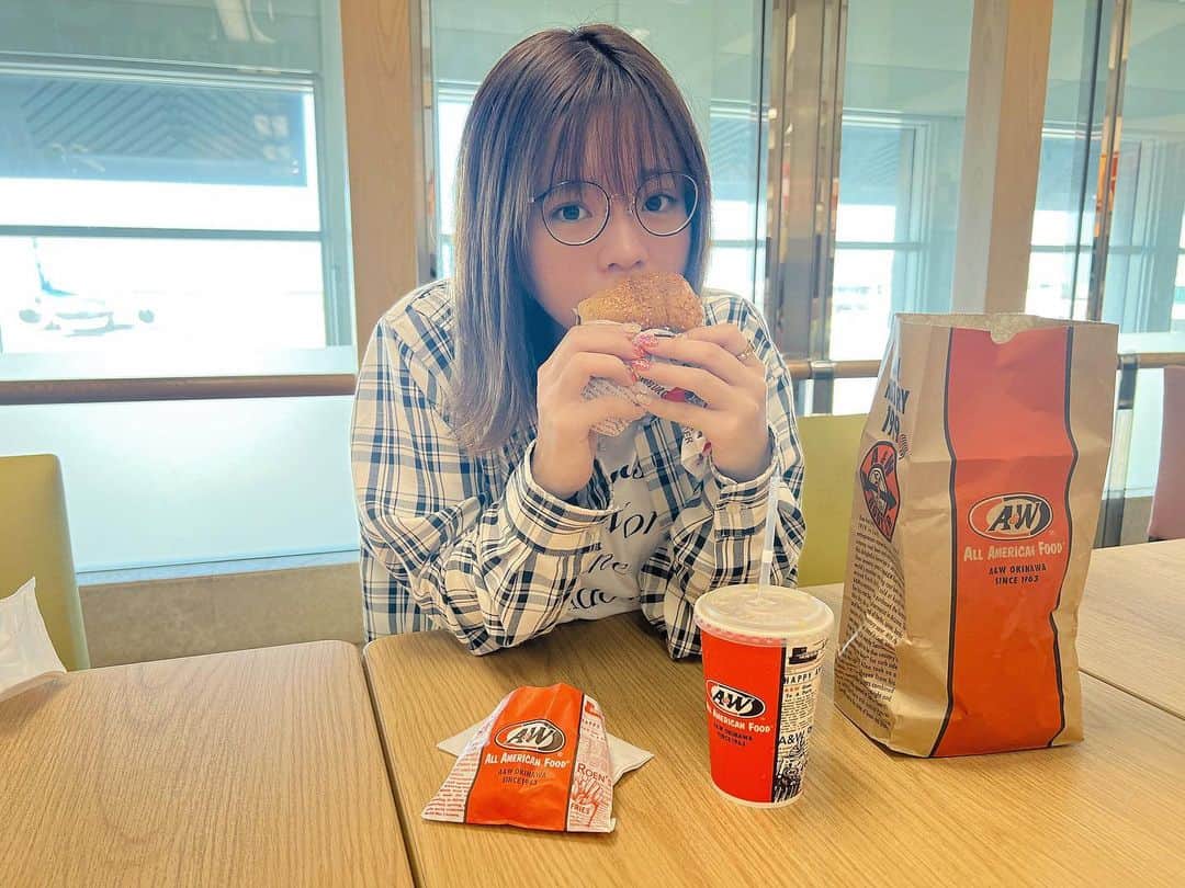 宮里莉羅のインスタグラム：「沖縄帰ったら絶対食べちゃうA&W🍊 ハンバーガー！！🍔  #エーアンドダブリュー#エンダー#沖縄ハンバーガー#ハンバーガー女子#ハンバーガーランチ#02년생 #follow#followme#f4f#likeforlike#follow4follow#fyp#instagood#japanesegirl#instalike#selfie#ootd」