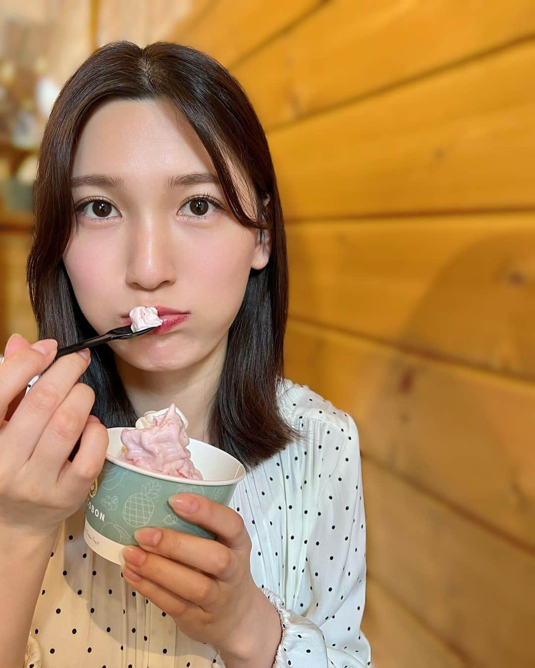 大竹彩加のインスタグラム：「.   暑い日に食べるソフトクリームは最高🤤💖     いちごミルク🍓🥛 と プレーンミルク🍦                                      #hbc #北海道放送 #hbcテレビ #札幌 #アナウンサー #大竹彩加 #ミディアム #セミロング #かきあげ前髪 #長め前髪 #外ハネ #外ハネミディアム #ヘアアレンジ #骨格ウェーブ #ブルベ夏 #イエベ春 #顔タイプフレッシュ #北海道グルメ #北海道観光 #札幌グルメ #札幌スイーツ #ソフトクリーム #ソフトクリーム専門店 #cocobon #ココボン #フルーツ #いちごミルク #ソフトクリーム部 #ソフトクリーム好きな人と繋がりたい #日常に彩りを加える日記」