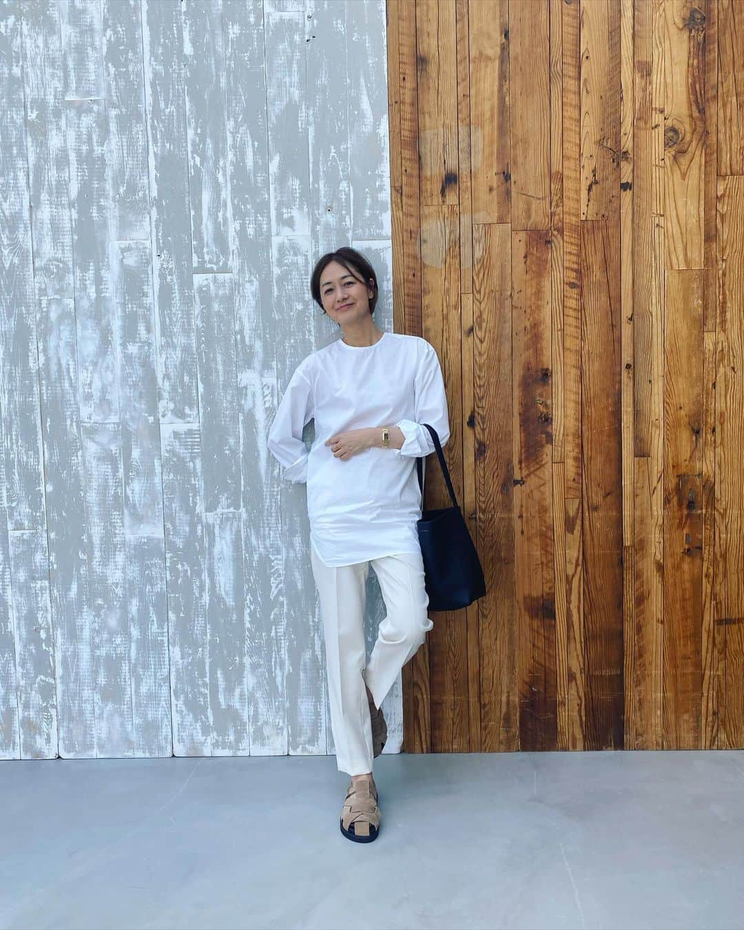 富岡佳子さんのインスタグラム写真 - (富岡佳子Instagram)「#outfit サンダルを新調しました…スワイプしてみてね！ 髪もショートヘアからボブへと移行中です」6月20日 19時08分 - yoshikotomioka