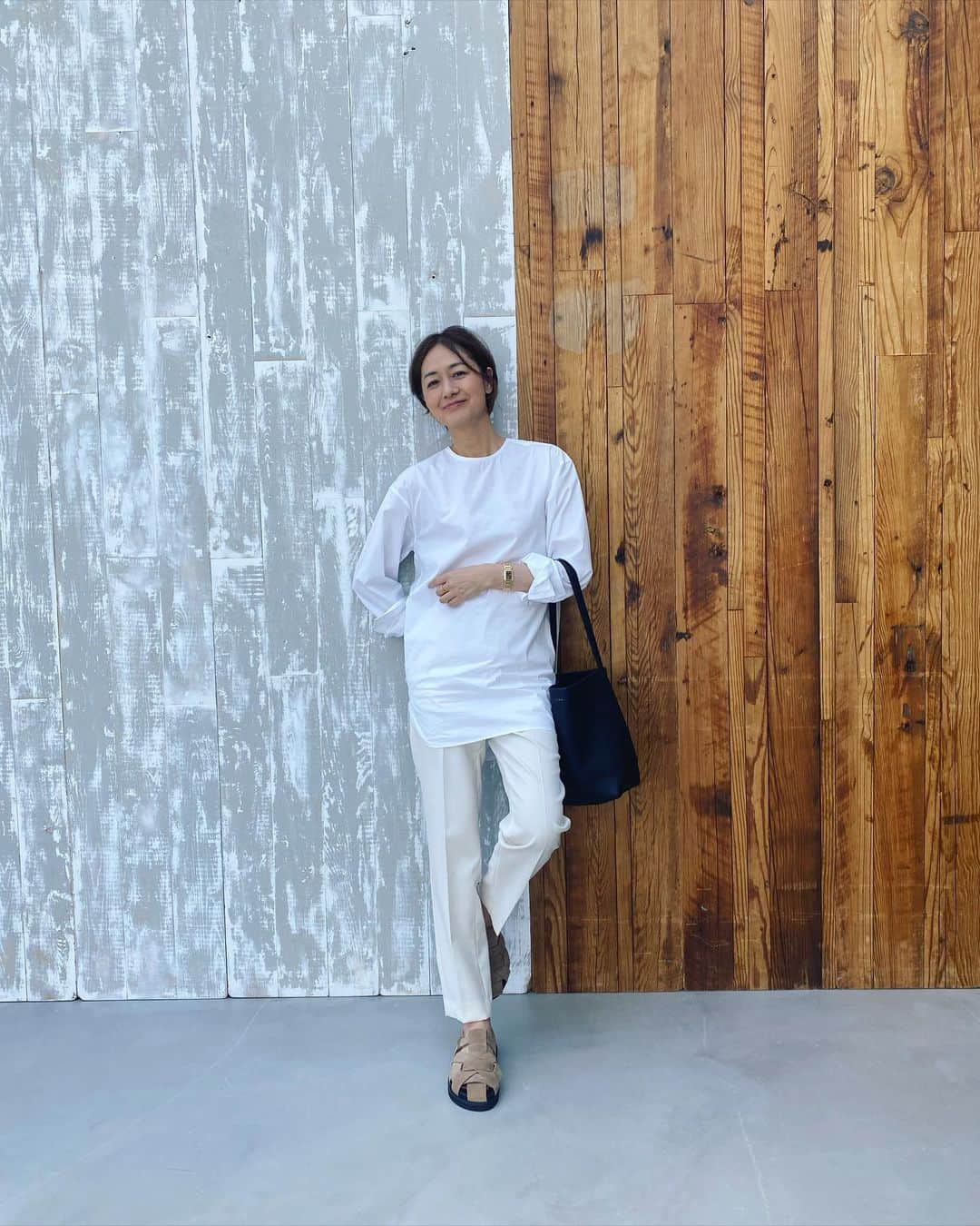 のインスタグラム：「#outfit サンダルを新調しました…スワイプしてみてね！ 髪もショートヘアからボブへと移行中です」
