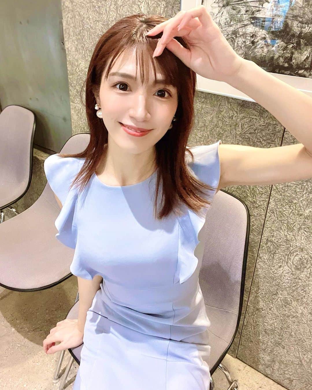 白瀬由莉のインスタグラム：「腕が長いんです🤦🏻‍♀️手もおっきい👐🏻 使い方気をつけないと目立つから ダンスでもモデルでもよく注意されたものです😪👼🏻  このワンピース👗おそでのフリルが細く見せてくれる🥹🫶🏻 Aラインがスタイルよくみえるし 鮮やかなブルーもかわいい🫶🏻 @narama.jp   今年は色んな色着よっと🩵 イエベだのブルベだのいってる時代に反する←  明日も素敵な1日を☺️🌈  🌷🧚🏻‍♀️🌻」