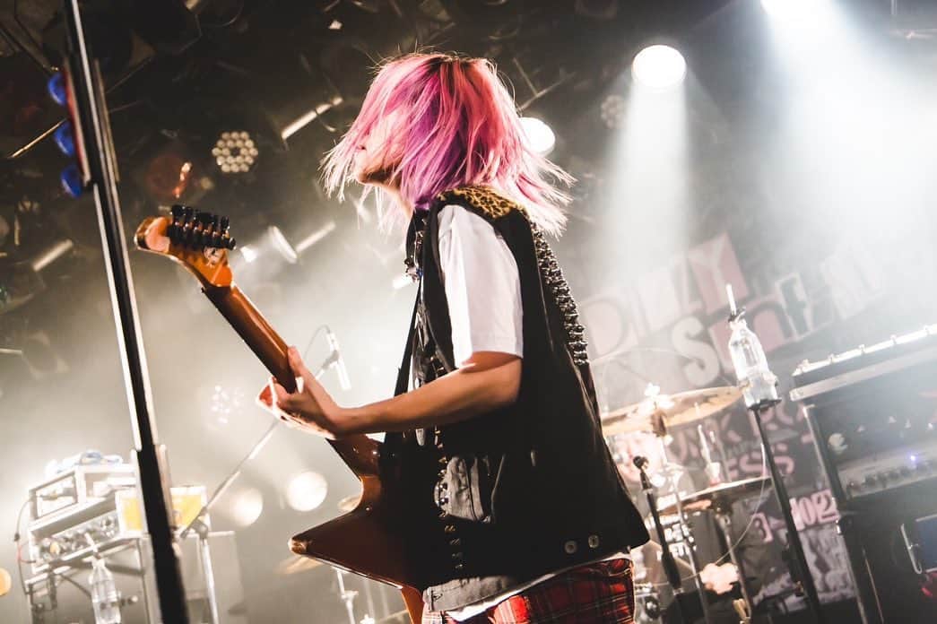 あやぺたのインスタグラム：「👑PUNK ROCK PRINCESS TOUR 2023-24👑  2023年6月18日(日) 渋谷CLUB QUATTRO w ) STOMPIN’ BIRD / locofrank  photo by @naoto_iwabuchi_   ツアー初日！！！！！！ ほっんとたくさん被ってる中で渋谷クアトロを選んでくれた人たちありがとう！！！ 初日をきにかけてくれた方々ありがとう！！！ いっぱいライブが被ってたけど、あなたたちが選んだライブが一番最高だ！！！！ ってなるように、おもっっっきりぶちかましたぜ🔥 初日来れなかった人も、いっっっぱいツアーあるから、どこでも待ってるよ！！！！ このツアーはストンピンバードからはじまったんだぜ！ ライブ中のライブすぎて最高なんだぜ！生きる力なんだぜ！ そしてロコフランク！いつも大事なときにいてくれる地元の最高の先輩！リクエストもやってくれてSTARTを初日に聞けて最高のツアーのスタートなんだぜ！ 愛してます🫶  とにかく、 メイ子ともあいのこの3人でつくった音源のはじめてのリリースツアーがはじまった！！！ サニサーも待ってる！！！ 最高のツアーになる予感しかしない！！！！！ 目撃しにきてくれよな！！！！！！！🔥」