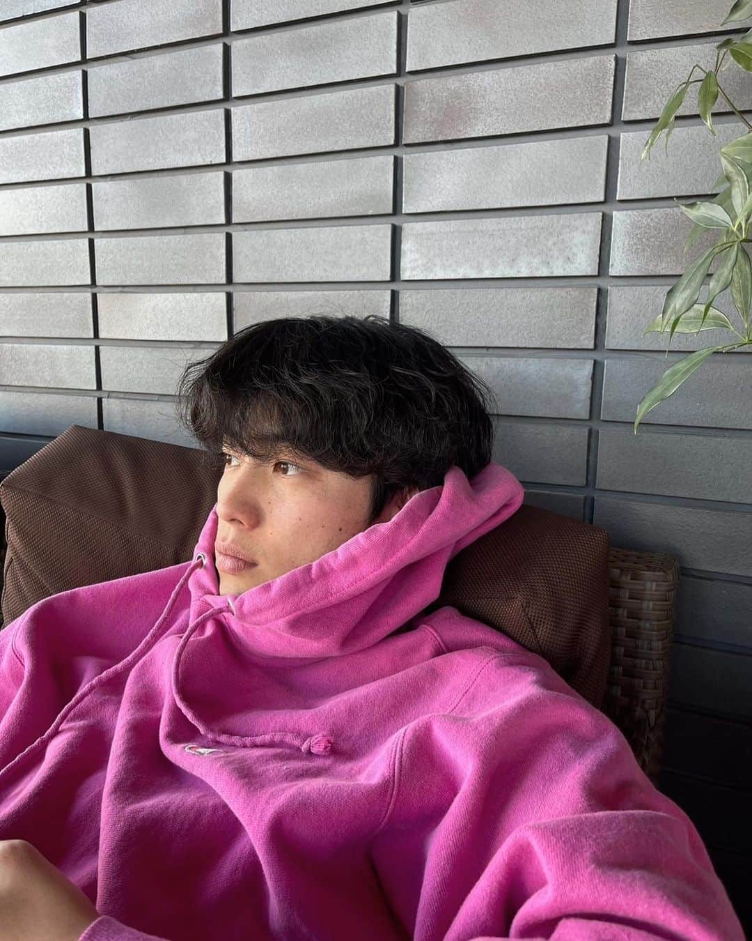樫尾篤紀のインスタグラム：「いつかの写真 まだパーカー着てる」