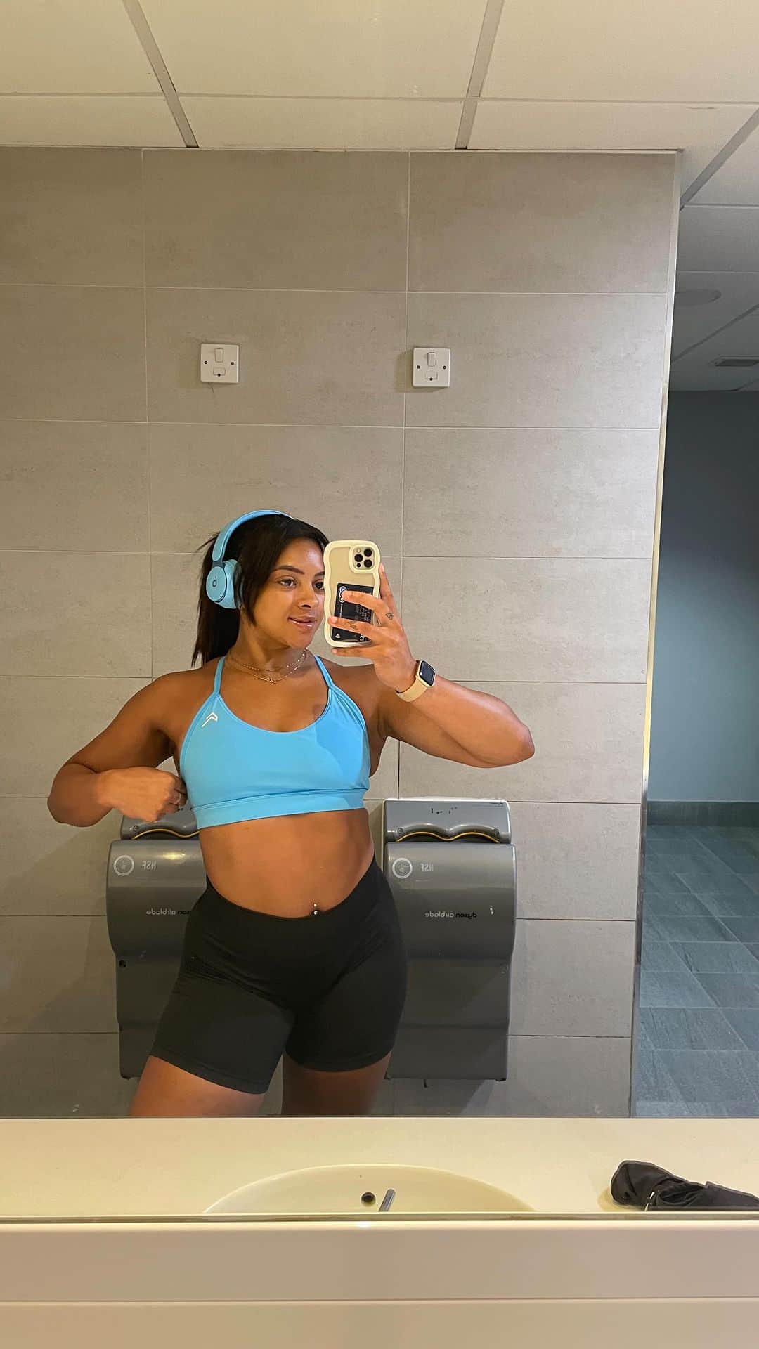 のインスタグラム：「TOP 3 RECOVERY TIPS✨   Making sure your body is recovering properly is so important! 1. So you can continue to strive and hit your goals in and out the gym and 2. It can prevent injuries.   So my tip 3 tips for getting in good recovery weather you’re and avid gym goer or not 🫶🏼   1- Getting good nights sleep Lack of sleep impacts you so much more than you think. From productivity in your daily tasks/work to feeling sluggish, low mood and lack of energy. Everybody is different in terms of how much sleep they need but trying to find your sweet spot is key 6-7 hours is perfect for me some people may need more or less to feel on top form.   2- Stretching/Foam rolling Pre and post training sessions and even on rest days I always try to stretch and foam roll to keep my body moving and feeling ready for what I’m going to take on in the day even if I know it’s going to be a relaxed one.   3- Practise mindfulness Mindfulness is key for me everyday. To me this looks like taking a long walk or reading a book. To others it can look like meditation, journaling or yoga. You’ve got to find what’s good for you. But finding at least 30 minutes in your day will help with you’re recovery from the day. Finding that small window of time for you is really important and can affect how you feel the next day✨   I try to find what techniques work for my current clients because everyone’s so different just because one things works for you doesn’t mean it will work for somebody else!!  My 1-1 coaching link is in my bio if you need any help or you can just drop me a DM 💙」