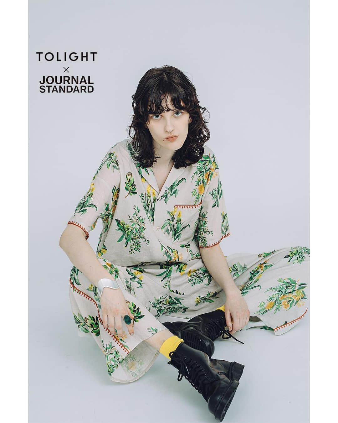 のインスタグラム：「TOLIGHT×JOURNAL STANDARD Botanical Inspiration  毎回ご好評のTOLIGHT×JOURNAL STANDARDコラボレーション企画が今年も登場。  今回は南アフリカに生息するワイルドフラワーをテーマに植物の持つ華やかさと生命力をデザインに落とし込んでいます。 TOLIGHTならではのハンドペイントの風合いや、クラフト感のあるディティールが拘りのポイントです。  ぜひ手にとって、夏のおしゃれを楽しんでください。  詳しい情報は6月24日公開予定のベイクルーズストア“BLOG”でご覧ください。  ------------------------------  予約発売日：6/24(土) 一般発売日：7/1(土)  ------------------------------  #baycrews #baycrewsstore #journalstandardladies #journalstandard #2023SS #summer #ジャーナルスタンダード #レディースファッション #ベイクルーズ #TOLIGT #トゥライト」