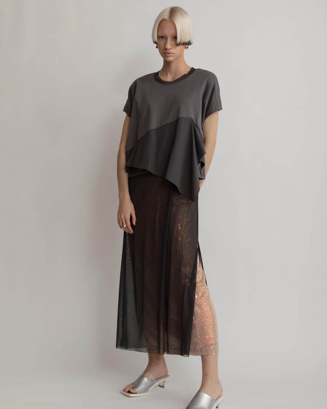 AULA AILAのインスタグラム：「【2023 HIGH SUMMER COLLECTION】  TACK PEPLUM ONE PIECE COLOR CHARCOAL GRAY SIZE 0 ¥20,900  トップスとスカートを合わせたようなワンピース。 レイヤードしたスカート部分にはパワーネットチュールを使用して、シアー感と軽さを出し、夏らしい涼しげな印象。  スカート部分の透け感を生かして、パンツやレギンスとレイヤードしたスタイリングもおすすめです。 動きに合わせてサイドのスリットからボトムが覗くのもポイント。  ✔️AULA AILA OFFICIAL WEB STOREにて HIGH SUMMER COLLECTIONアイテム展開中！」