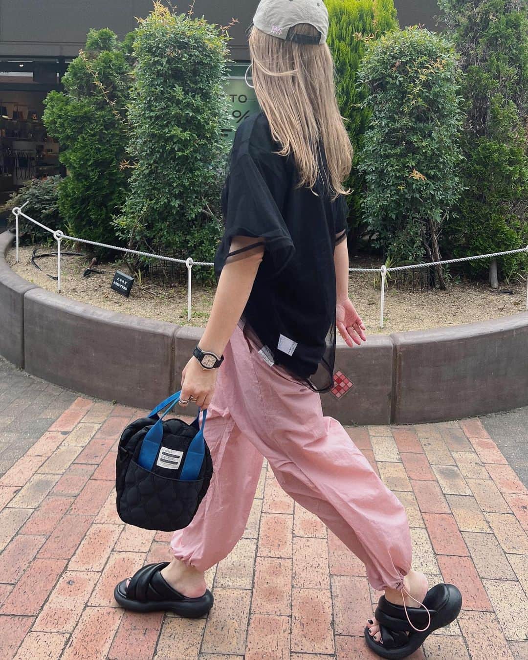 natsupoo0315のインスタグラム：「ストーリー載せたらパンツにたくさん DMいただいたんですが 今日たまたまクーポン日やったので取り急ぎ🫡  こーゆーピンクのパンツ探してた😚めちゃかわいい♡  ✔︎ @mivialoca  裾ドロストパラシュートパンツ  ✔︎バッグはコラボバッグの ニューカラーのブルー😋👜💙 黄色もお気に入りやけど くすみブルーもたまりまへん😆🫶 @devicebag   エミネムTは去年の着回しで 合わせたシアーちゃん @colony2139_jp   コインネックレス @clear283   #GU#パフィークロスベルトサンダル #mivialoca#devicebag#パラシュートパンツ#カーゴパンツ#pr#大人カジュアル#カジュアル#高身長#高身長コーデ#メンズライク#骨格ナチュラル#カジュアルコーデ」