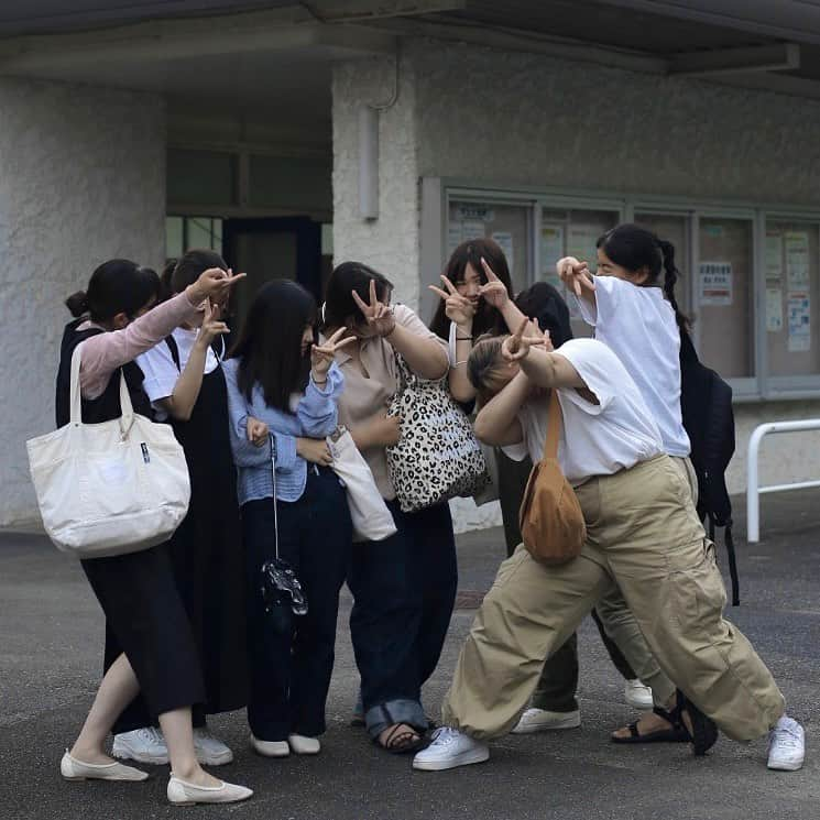 福岡女子短期大学さんのインスタグラム写真 - (福岡女子短期大学Instagram)「💠1/365 DAYS  今日も1日お疲れさまです✨ 放課後のキャンパスで撮影 協力いただいた皆さん ありがとうございました😊  #福岡女子短期大学 #福女短スナップ  #ストリートスナップ #福岡カメラ部 #写真好きな人と繋がりたい」6月20日 19時24分 - fukuoka_wjc