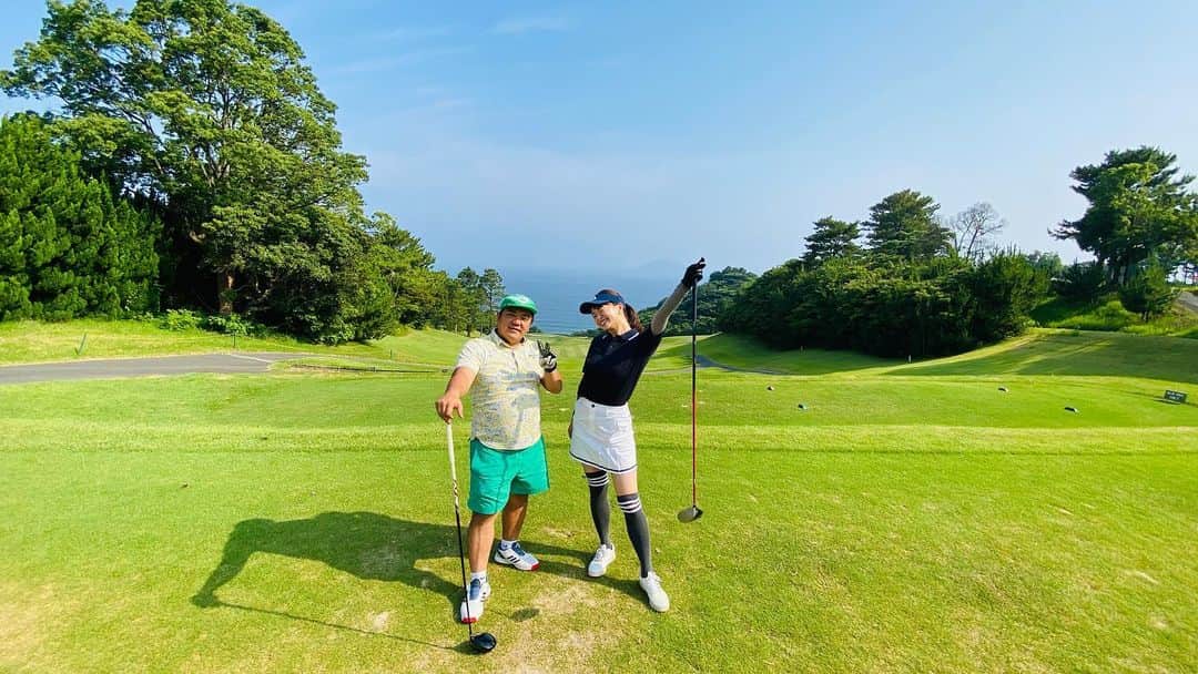 中谷萌さんのインスタグラム写真 - (中谷萌Instagram)「そうです！二丈です！ ストーリーで「ここは二丈では！？」というコメントがたくさんきてました笑笑笑  スコアはさておき、海がずっと見えるので気持ちよかった〜飛び込みたかった！！🪼🏖️  初めてマサルのおいさんとアビスパ大好き泊Dとゴルフまわって楽しかった〜🤭🩵  #ゴルフ#ゴルフ女子#golf#二丈カントリークラブ」6月20日 19時18分 - n_moepi_fbs