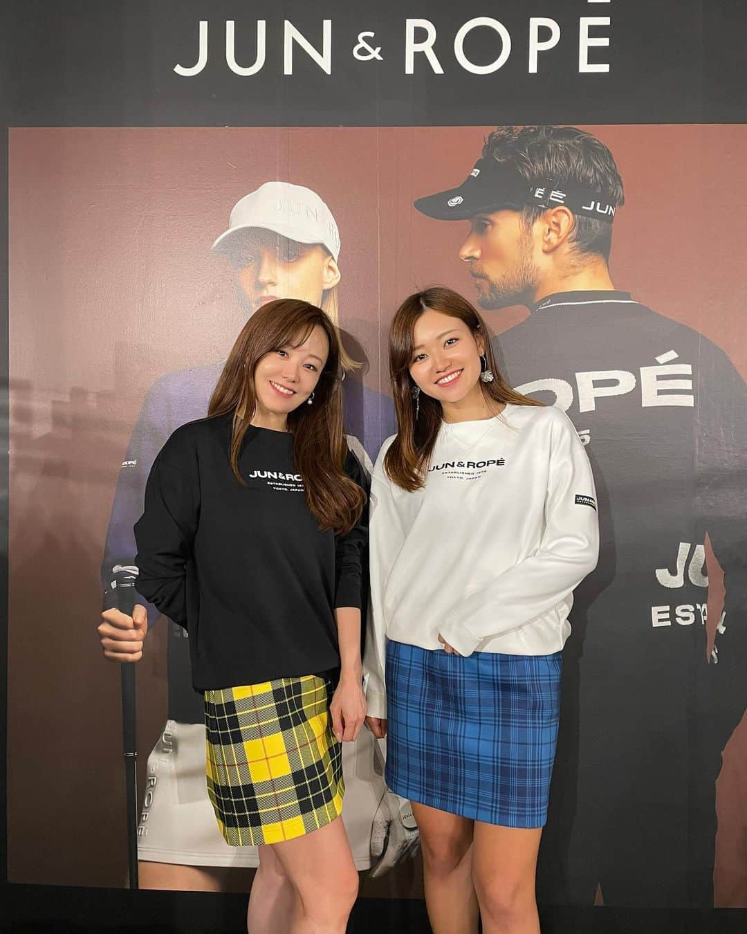 SARAKIMISAKIさんのインスタグラム写真 - (SARAKIMISAKIInstagram)「ジュンロペの展示会🦩✨ @junandrope   初めて伺わせていただきましたが すごく可愛いウェアばかりでびっくり🥹  ジュンロペのスカートは カタチがめちゃくちゃ綺麗と聞いていたけど 実際に着てみるとさすが婦人服ブランド🥺❤️‍🔥 ラインがとても綺麗！！  チェック柄やロゴものなど 色々素敵なアイテムがあったけど 私のイチオシはこの緑×黒のセットアップ💚🖤 これ本当に一目惚れで グリーンのバイザーも珍しくて 思わずその場でオーダーしました🥹✨  正統派な感じで可愛い💚 今年の秋冬が楽しみだなー✨  . . . . . #junandrope #ジュンロペ #展示会  #ゴルフ #ゴルフ女子 #ゴルフウェア #ゴルフコーデ #ゴルフ女子コーデ #ゴルフ場  #ゴルフ好きな人と繋がりたい #ゴルフ好き #golf #golfwear #golfswing #golfwear #golffashion #golfstagram #골프 #골프스타그램 #골프장 #라운드 #골프스윙  #高尔夫球 #高尔夫 #กอล์ฟ」6月20日 19時19分 - misarasara.golf