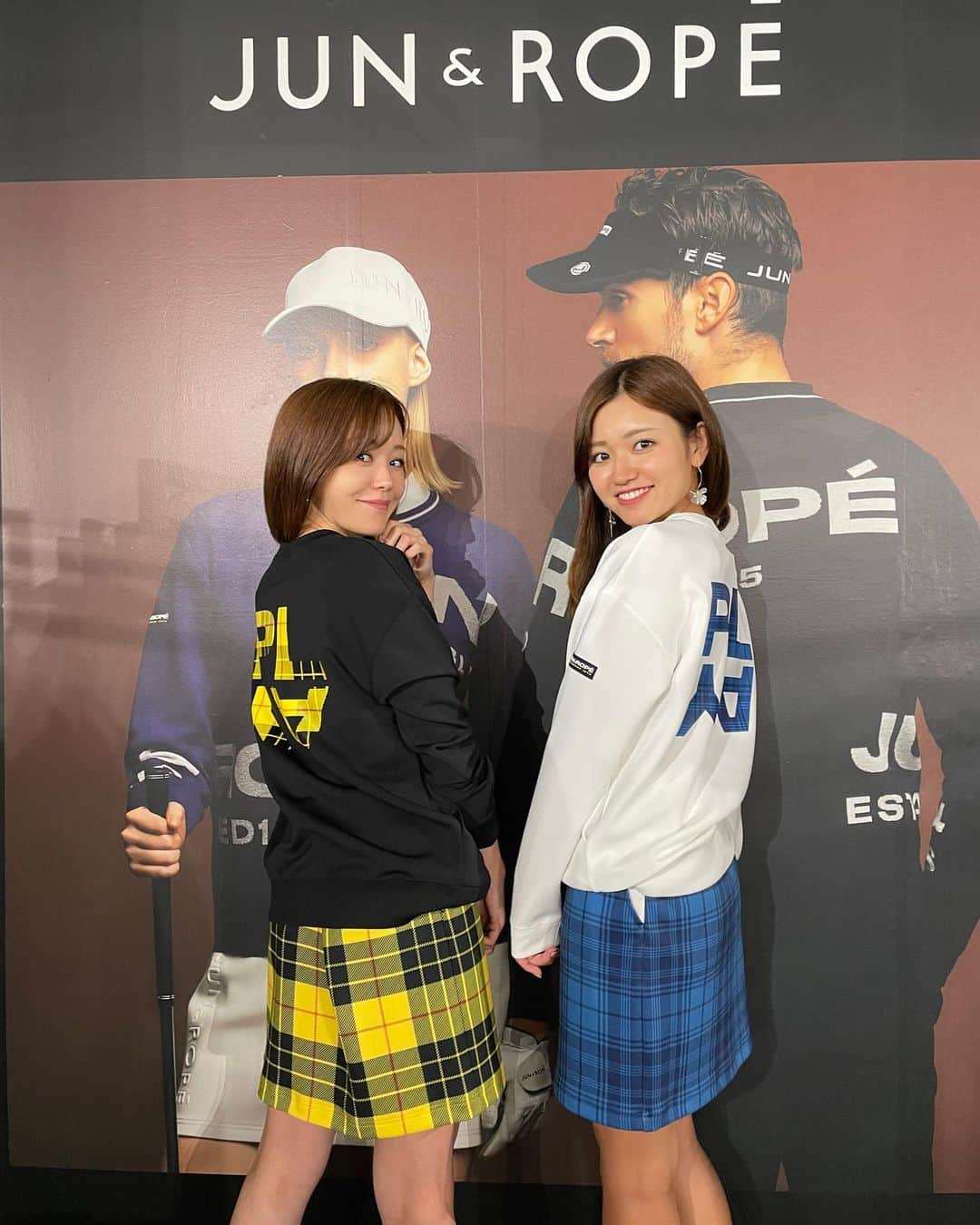 SARAKIMISAKIさんのインスタグラム写真 - (SARAKIMISAKIInstagram)「ジュンロペの展示会🦩✨ @junandrope   初めて伺わせていただきましたが すごく可愛いウェアばかりでびっくり🥹  ジュンロペのスカートは カタチがめちゃくちゃ綺麗と聞いていたけど 実際に着てみるとさすが婦人服ブランド🥺❤️‍🔥 ラインがとても綺麗！！  チェック柄やロゴものなど 色々素敵なアイテムがあったけど 私のイチオシはこの緑×黒のセットアップ💚🖤 これ本当に一目惚れで グリーンのバイザーも珍しくて 思わずその場でオーダーしました🥹✨  正統派な感じで可愛い💚 今年の秋冬が楽しみだなー✨  . . . . . #junandrope #ジュンロペ #展示会  #ゴルフ #ゴルフ女子 #ゴルフウェア #ゴルフコーデ #ゴルフ女子コーデ #ゴルフ場  #ゴルフ好きな人と繋がりたい #ゴルフ好き #golf #golfwear #golfswing #golfwear #golffashion #golfstagram #골프 #골프스타그램 #골프장 #라운드 #골프스윙  #高尔夫球 #高尔夫 #กอล์ฟ」6月20日 19時19分 - misarasara.golf