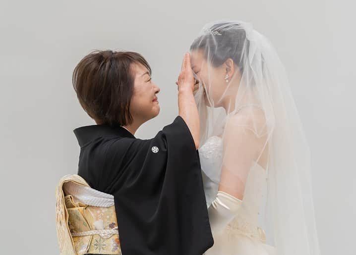 アーカンジェル 迎賓館　仙台のインスタグラム：「・ ・ ベールダウン👰🏼‍♀️  #ベールダウン  「ベールダウン」のセレモニーはこれまで愛情たっぷりに育てた母親が手伝う最後の身支度という意味があります。✨  ____  後から見返せるようにぜひ【保存】して 参考にしてください♪ ____」