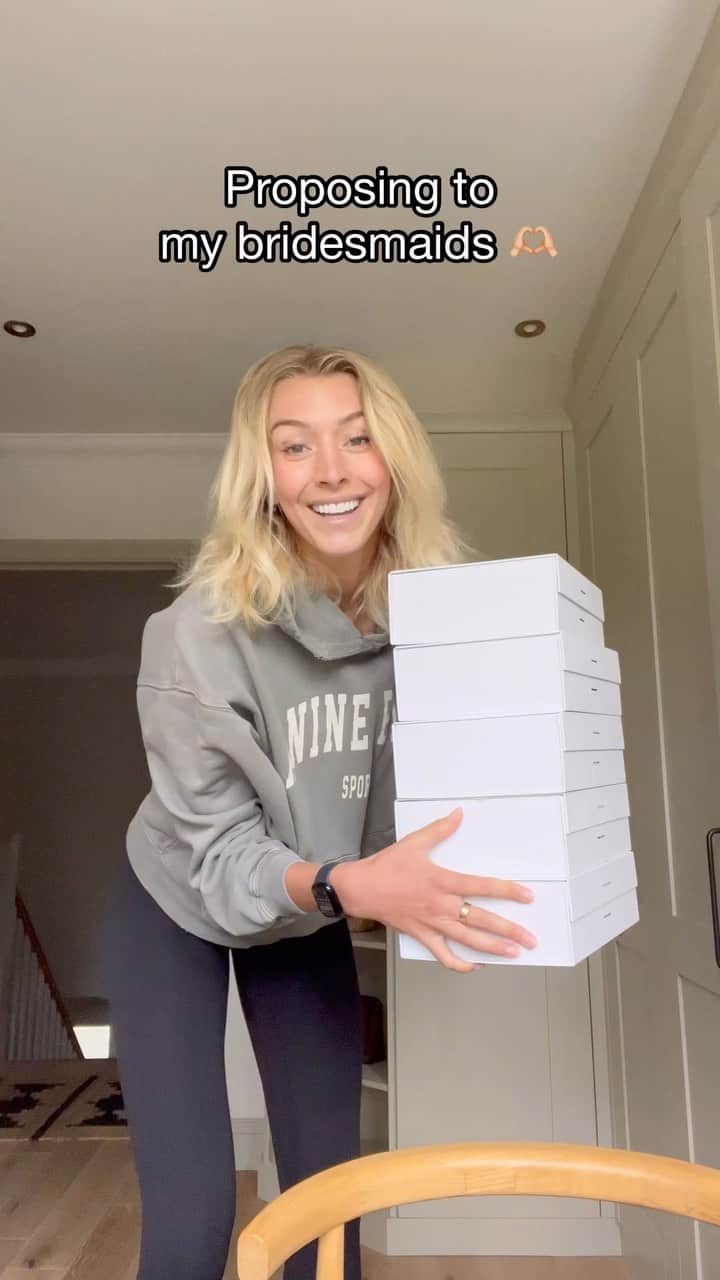 Zanna Van Dijkのインスタグラム：「Here’s how I proposed to my bridesmaids & their reactions! I am so glad I captured these moments to look back on in the future 🥹🫶🏼 The box & all the items inside were from @etsyuk ✨ #bridesmaidproposal #bridesmaidproposalbox #bridesmaids #weddingplanning」