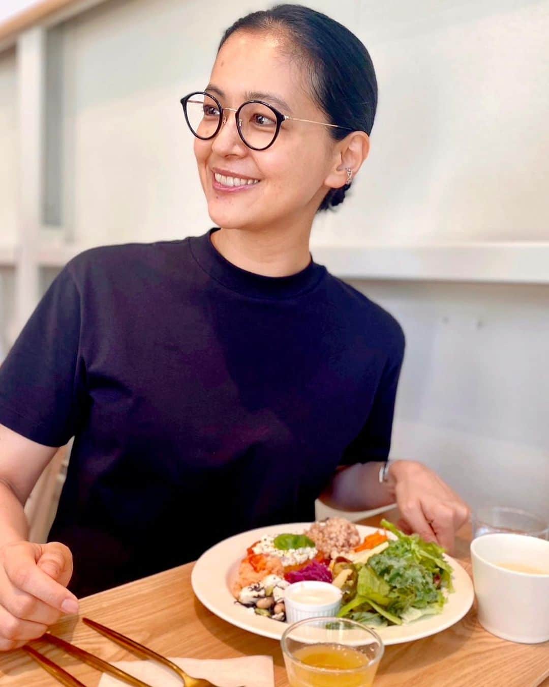 のインスタグラム：「皆さん、こんばんは😉 最近、何軒かヴィーガンのお店に行ってみたりしてる私。 ヘルシーで良いよね😋 今日はハーブ🌿、スパイスを沢山使ったお料理をいただきました。カルダモンが入った人参のマリネ🥕めっちゃ美味しかった〜😆  ⭐️美ストWeb版に、ライフスタイルのインタビューが載ってるから読んでね〜❤️  https://be-story.jp/article/199501  #ralphlauren#poloralphlauren#乗馬#馬#東京#tokyo#sdgs#コーヒー#着物#ハーブ#地球温暖化#ガーデニング#LOVOT #ラボット#mediaid#diy#日本#日産 #nissan#EV#日産ariya#ai#大鵬薬品工業#バップフォーレディ#エビス#プレミアムケアハブラシ#いち瑠#黒谷友香」