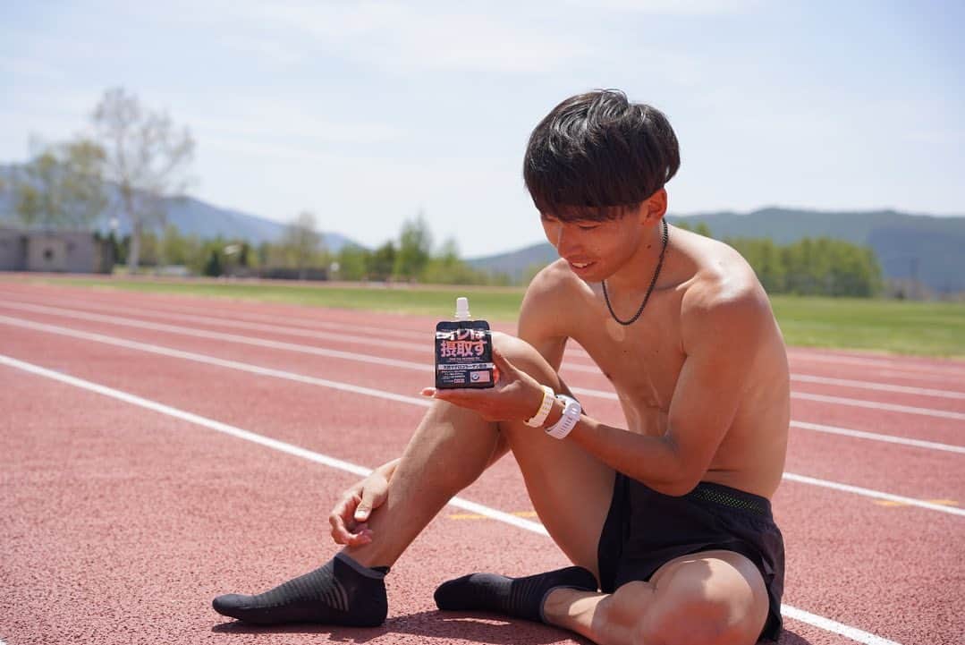 遠藤日向のインスタグラム：「workout後は摂取す！ これ1本に取りたい成分がすべて詰まってます👌  口の中に残らないからトレーニング後も飲みやすい！ 個人的には冷やして飲むとさらに美味しくなって飲みやすいよ🙆‍♀️  僕は2021年6月からサポートしていただいてます。 今後もオレは摂取すと共にステージアップしていけるように頑張ります！  今後も宜しくお願いします！  @orehasesshusu  #オレは摂取す #オレは熟睡す #ダイトー水産」