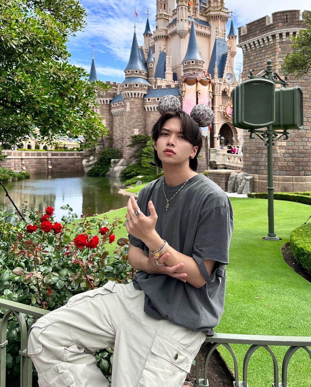 のインスタグラム：「Disney land🏰🖤 ・ ・ ・ ・ ・ ・ ・ ・ ・ ・ ・ ・ ・ ・ ・ #fashion #03 #fyp #foryou  #Japan #Japanlife #Japanese #Japaneseboy #lifestyle #Tokyo #tokyolife #outfit#ootd#street#memories #workout  #disney  #disneyland」