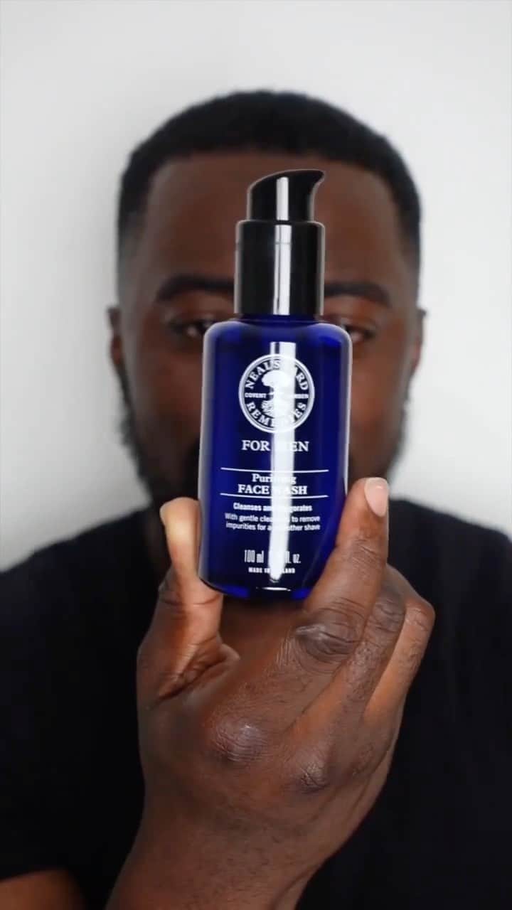 Neal's Yard Remediesのインスタグラム：「For a maximum benefit, minimum effort skincare routine, follow @kwadwobenko’s 3-step regimen 💙   Step 1 - Purifying Face Wash 🧼  Remove daily impurities and excel oil whilst preparing skin for a smoother shave, with this daily cleanser that helps to keep pores unclogged.   Step 2 - Revitalising Face Scrub 🫧 Draw out impurities with kaolin and green clays and buff away dead skin cells gently, with organic ground rice and rosehip seeds.   Step 3 - Rejuvenating Moisturiser 🧴  An organic blend of conditioning almond, softening jojoba and antioxidant-rich green coffee to help skin feel moisturised and rejuvenated.   Enjoy up to 35% off our FOR MEN range in our summer sale ⭐️」