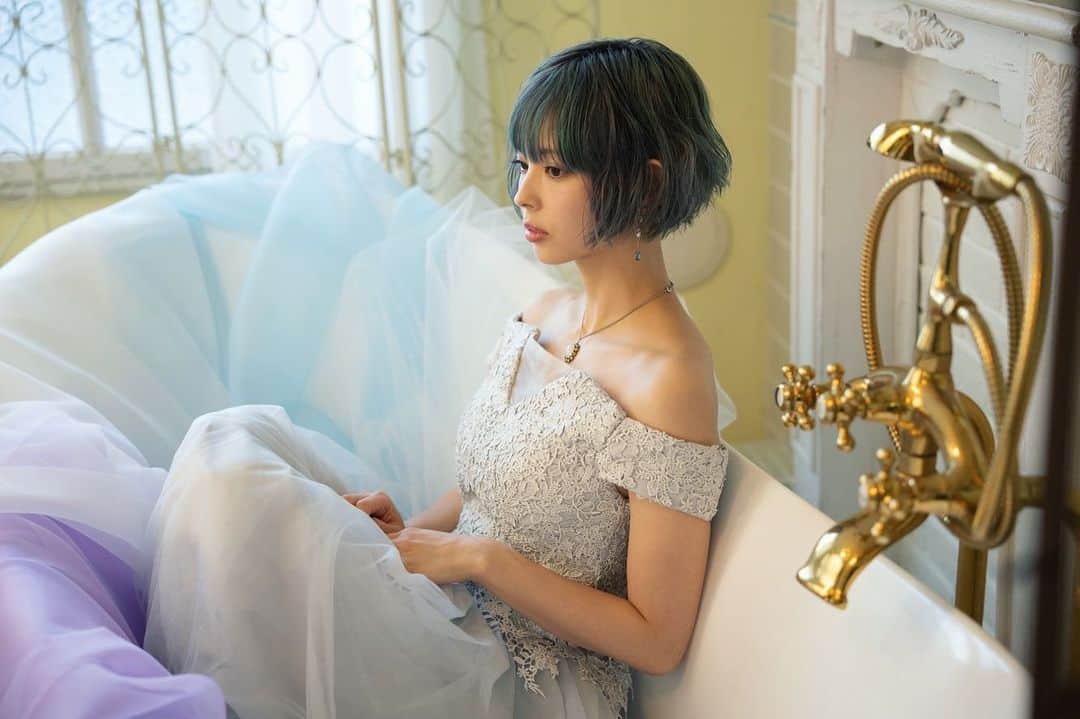 最上もがのインスタグラム：「答えがでない悩みって考えたくないよねえ でも人に話すと少しスッキリするし 人の話をきくのも好きみたい  みんなは最近何に悩んだ？  『もが単』のFC先行が終わりまして 定員に達したそうです🌞！抽選結果は22日にでるよー。 なので一般の枠はキャンセルがない限りない…！ごめんね。 遠征できない勢もいるので、配信しようかなー できるかなー？とスタッフさんと相談中です。」