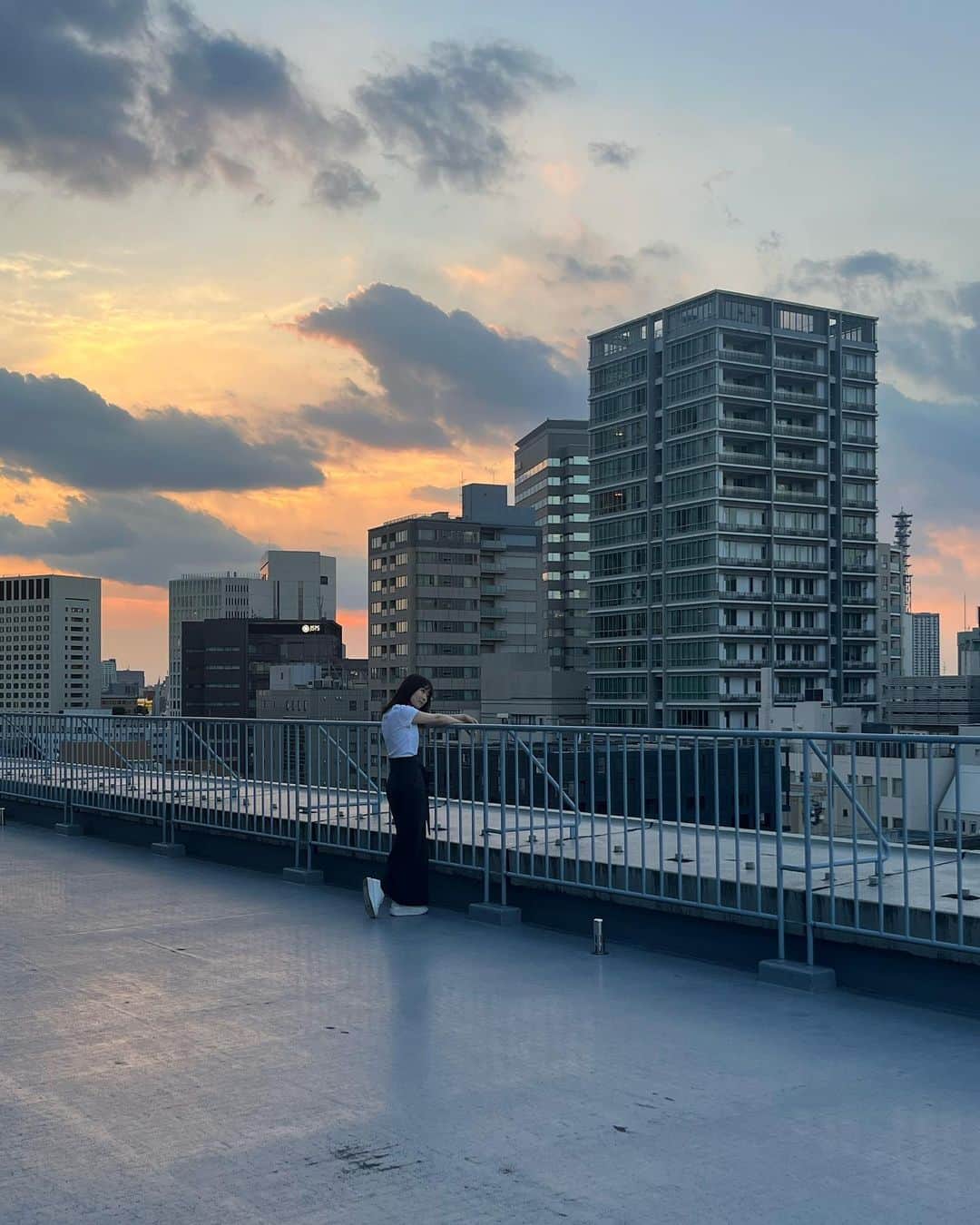 渡辺まおのインスタグラム：「神野になって1年が経ちました。少しずつ仕事の手応えもでてきて嬉しい限りです。ここからの1年も自分らしく、沢山のことに挑戦し、吸収していければと思っております。  アクティブな1年にするぞ〜！ いつもありがとうございます。 これからもよろしくお願いいたします。  追記；いつものイベントが8月に復活予定ですので、お楽しみに。誕生月なので、沢山の人に会えたら嬉しいです。」