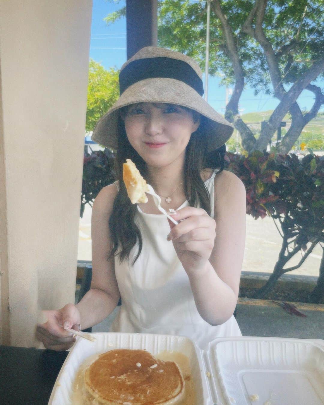 ゆりなさんのインスタグラム写真 - (ゆりなInstagram)「バスで1時間半かけてカイルアに🏖 . この日はあまり撮影もせずに カラマビーチでのんびりと過ごしました🦩🌴 . ハワイに行ったら食べたかった パンケーキも食べれて幸せな１日でした🥞 .  #ハワイ#ハワイ旅行#hawaii#waikiki#waikikibeach  #カップル#カップルフォト#カイルア#ブーツアンドキモズ  #kailua#kailuabeach#カラマビーチ#kalamabeach」6月20日 19時41分 - riri_yurina