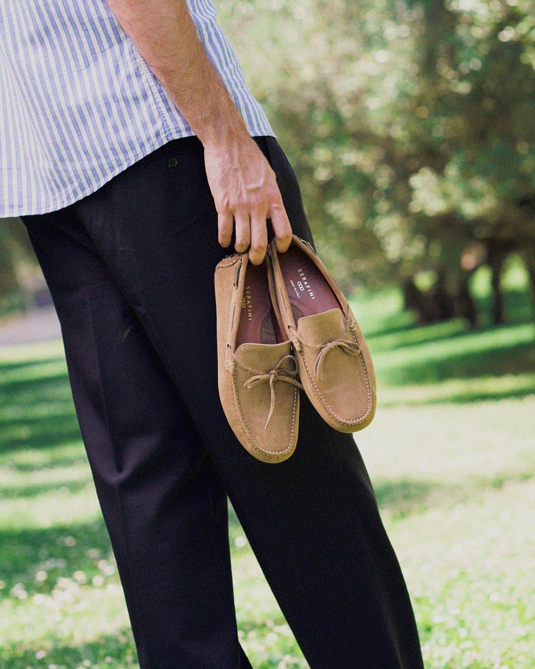 セラフィーニのインスタグラム：「Walking barefoot on the lawn and feel the nature!  Discover our Jfk Beige online and in stores. 🇮🇹 #madeinitaly #SerafiniShoes #ss23  . . . #shoes #italy #mocassins #nature #tuscany #footwear #italianstyle #fashion #timeless #menstyle #classicstyle」