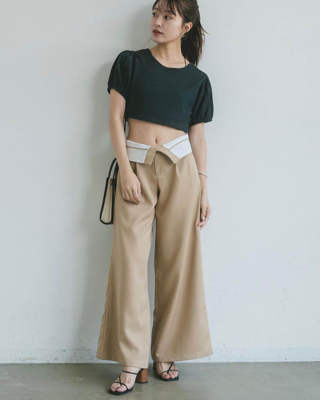 Vannie Officialのインスタグラム：「折り返しウエストワイドスラックス … Design …  ・ベルト折り返しでトレンドのローウエスト ・ハイウエストでも着用可能 ・後ろポケット付き ・程よいワイドの美シルエット ・合わせやすいベーシックカラー ・通年着れる素材  … Styling …  ウエスト部分でのもたつきがなくストレスフリーに 折り返しウエストワイドスラックスと合わせて ウエスト部分から肌見せがおすすめ  ━━━━━━━━━━━━━━━━━━━━━  透け感：なし 裏地：なし 厚さ：普通 伸縮性：なし 光沢感：なし  ━━━━━━━━━━━━━━━━━━━━━━ ※詳しくは洗濯タグをご確認ください  #vannie_u」