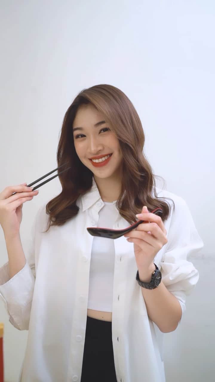 シャニ・インディラ・ナティオのインスタグラム：「Diantara 3 rasa Indomie Ramen Series; Tori Miso Ramen, Shoyu Ramen, dan Takoyaki Ramen kalian suka yang mana nih? Jangan lupa beli di @indomie official store ya dan udah ada loh di toko-toko terdekat! #indomieramenseries」