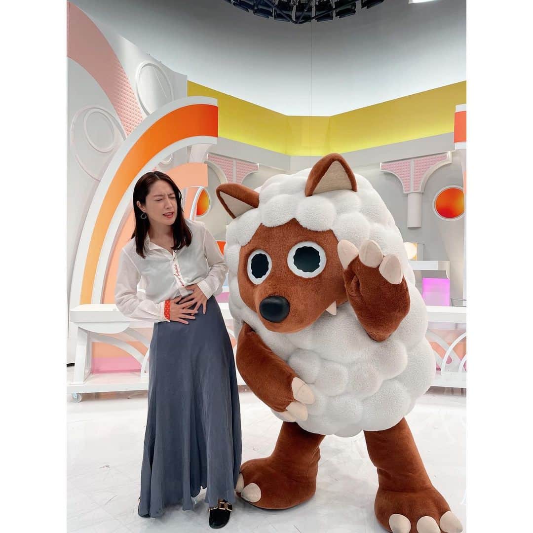 のインスタグラム：「あいててて…… ウルフィとお腹を押さえているのは、この時期食中毒気をつけてね！という気持ちからであります。 ウルフィ、かわいいよねぇ。 今日もアップ！ありがとうございました。」