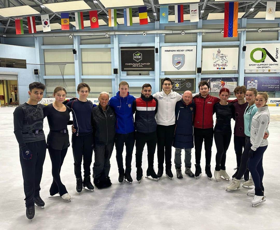 Slava Hayrapetyanのインスタグラム：「С лучшими и родными 🥰」