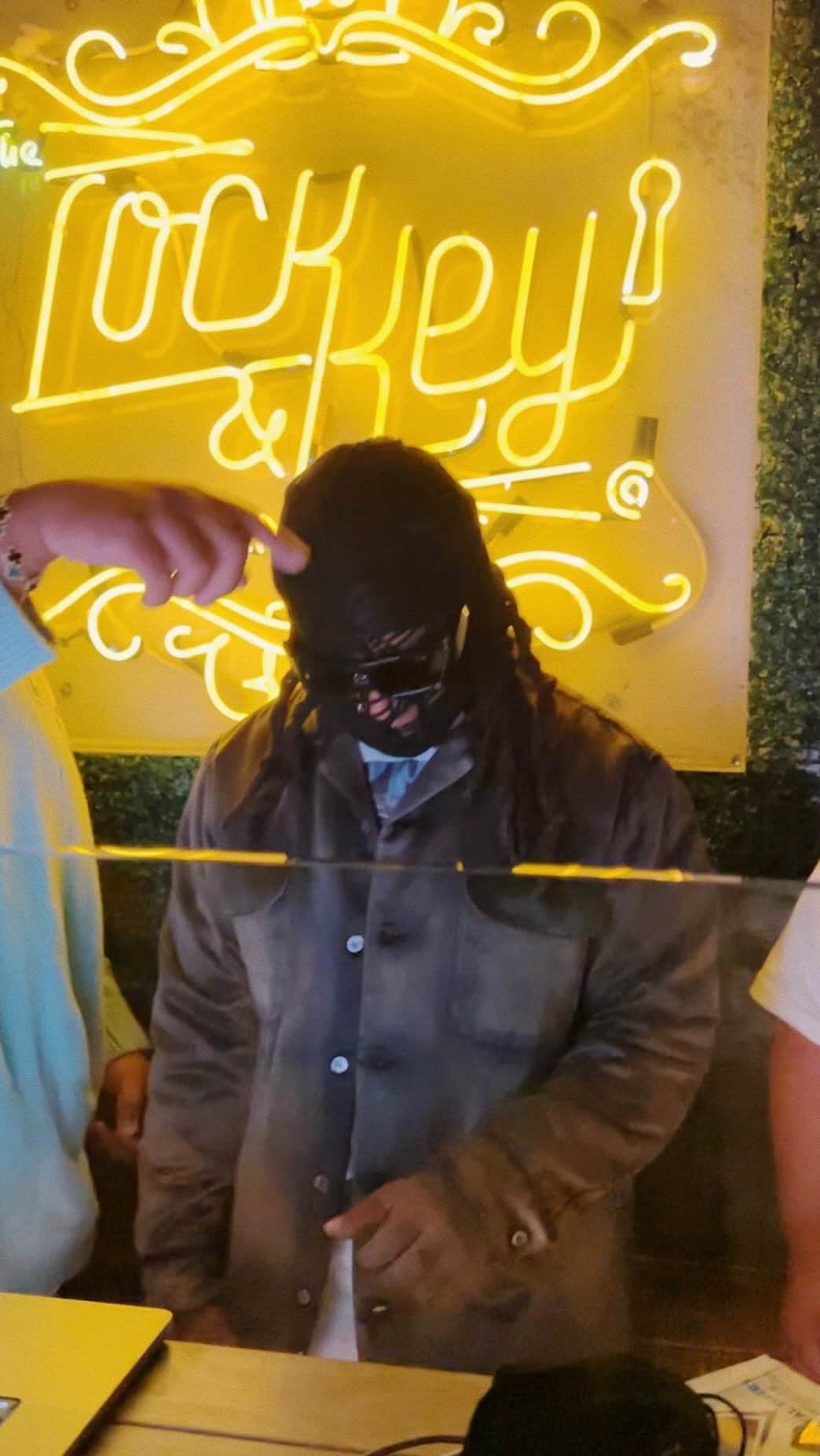 スヒョンのインスタグラム：「♥ 술 마시다가 앞에 봤더니 #타이달라사인 영접한 썰 푼다 🥹✨ @tydollasign @sprngbrk @toneyhandsome  𝑱𝒂𝒏𝒈𝒔𝒖𝒉𝒚𝒖𝒏」