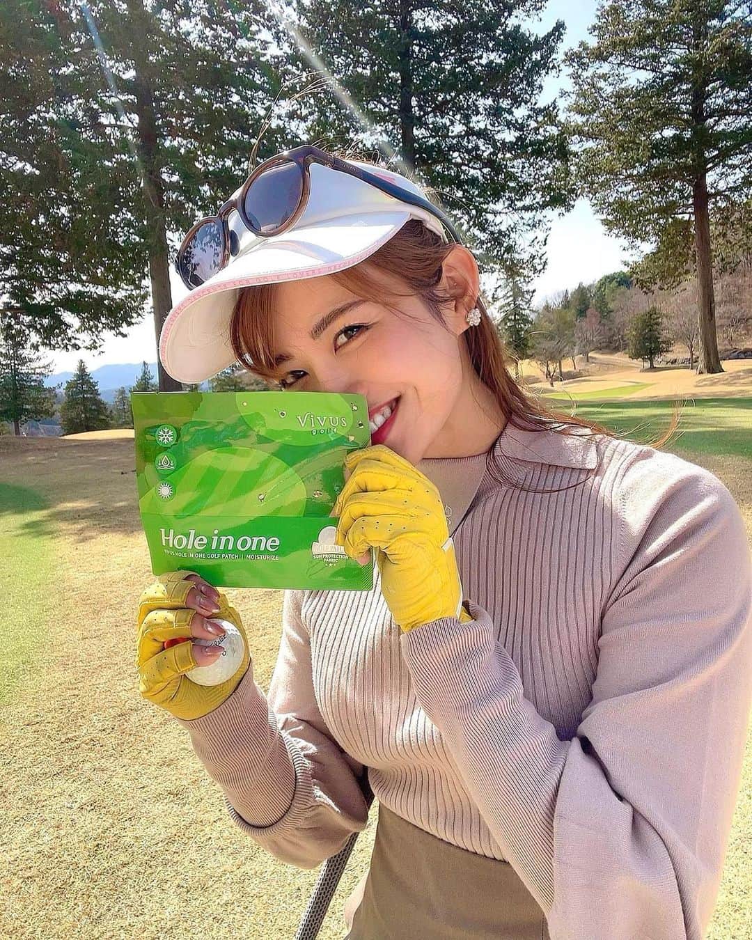 のインスタグラム：「@vivusgolf.jp のパッチ🤍 ⁡ 韓国ではこのパッチを貼りながらゴルフをやるのが主流らしいので使ってみました😏 ⁡ 表はUVカット素材で裏はヒアルロン酸、酵母エキス、コラーゲンなど美容成分が配合されたハイドロゲルパッチらしいです✌️❤️ ⁡ ずっと気になってて、これから夏に向けて日焼け、シミ対策で手に入れた〜😎 ⁡ 冷たくてひんやりしとるから暑さ対策にも良さそう〜☺️ ⁡ そろそろ夏対策グッズ揃えていかんと🥹 色々いいアイテム知りたい〜 ⁡ #ホールインワンゴルフアイパッチ#Vivusgolf#ゴルフパッチ#ゴルフ好き #ゴルフ #ゴルフラウンド #ゴルフ女子 #ゴルフ上手くなりたい #ゴルフスイング #ゴルフスイング動画 #ゴルフコーデ #ゴルフ男子 #ゴルフウェア #おしゃれさんと繋がりたい #お洒落 #スポーツ好き#フィラゴルフ #filagolf #golf #vg_fashion #golfstagram #golfwear #golfgirl #golfswing #골프여자#골프스타그램 #골프 #골프웨어」