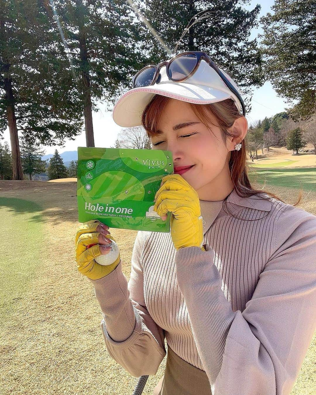 YUKAさんのインスタグラム写真 - (YUKAInstagram)「@vivusgolf.jp のパッチ🤍 ⁡ 韓国ではこのパッチを貼りながらゴルフをやるのが主流らしいので使ってみました😏 ⁡ 表はUVカット素材で裏はヒアルロン酸、酵母エキス、コラーゲンなど美容成分が配合されたハイドロゲルパッチらしいです✌️❤️ ⁡ ずっと気になってて、これから夏に向けて日焼け、シミ対策で手に入れた〜😎 ⁡ 冷たくてひんやりしとるから暑さ対策にも良さそう〜☺️ ⁡ そろそろ夏対策グッズ揃えていかんと🥹 色々いいアイテム知りたい〜 ⁡ #ホールインワンゴルフアイパッチ#Vivusgolf#ゴルフパッチ#ゴルフ好き #ゴルフ #ゴルフラウンド #ゴルフ女子 #ゴルフ上手くなりたい #ゴルフスイング #ゴルフスイング動画 #ゴルフコーデ #ゴルフ男子 #ゴルフウェア #おしゃれさんと繋がりたい #お洒落 #スポーツ好き#フィラゴルフ #filagolf #golf #vg_fashion #golfstagram #golfwear #golfgirl #golfswing #골프여자#골프스타그램 #골프 #골프웨어」6月20日 19時40分 - golf_yuka3405