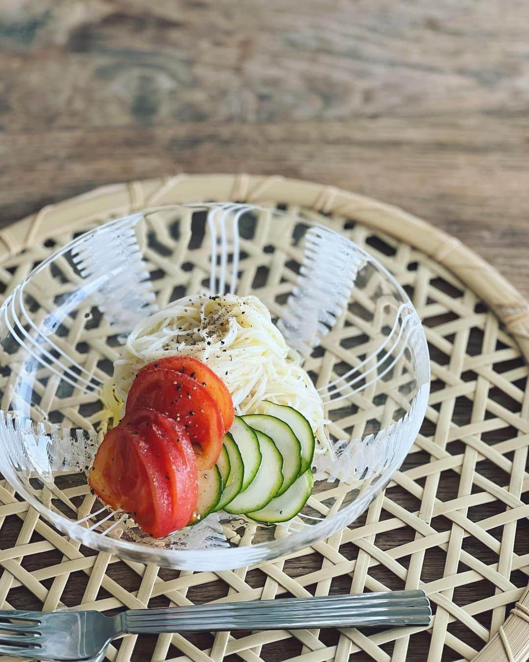 神崎恵のインスタグラム：「・ 料理本の打ち合わせでした。 ご紹介するレシピの絞り込みをしています。 今回は、撮影も毎日立っているキッチンで料理も全て自分で作ります。 器やカトラリーもオール私物。 本は何冊も書いていますが、今回ははじめてのことばかり。 いつもとは違う楽しみを感じています。 １枚目は、編集担当の坂口さんに今日いただいたスパイス。 「お素麺にオリーブオイルと和えると美味しい」ときき、早速。 このスパイス、美味しい🤤‼︎ オリーブオイルのさわやかさにアクセントとコクがまじわり、するんと喉ごしのいいそうめんが更に美味。 野菜室にあった潮風トマトとズッキーニを添えたら、暑い日にぴったりの涼やかな味になりました。 これはクセになる美味しさです。  #おうちごはん #神恵ごはん #さぁ息子たちきょうはなに食べる？ #扶桑社」