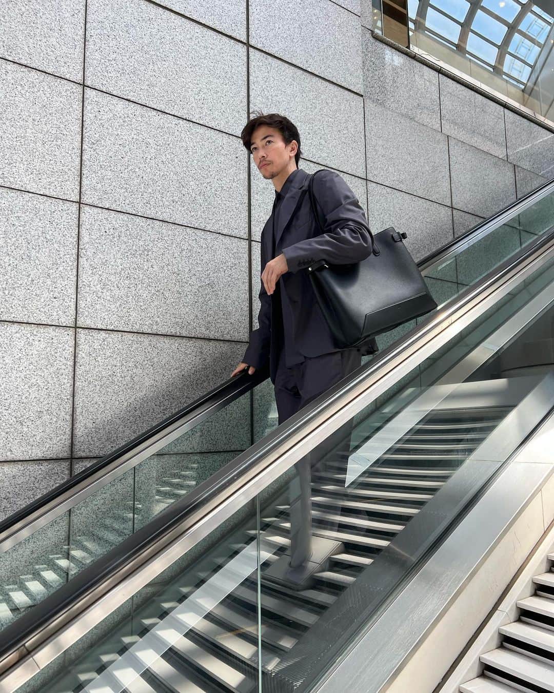 SEN（三辻茜）のインスタグラム：「今年で創立130周年を迎えるダンヒル。このバッグはブランド起源である馬具からインスパイアされていて、さりげないけどクロスストラップやバックルなどからそれが伝わって来るところが好きです。 This bag commemorates both 130 years and Dunhill’s saddlery origins. A cross strap here, a buckle there; the cues are subtle enough to miss. Which I like 😊 @dunhill #dunhill1893 #pr」
